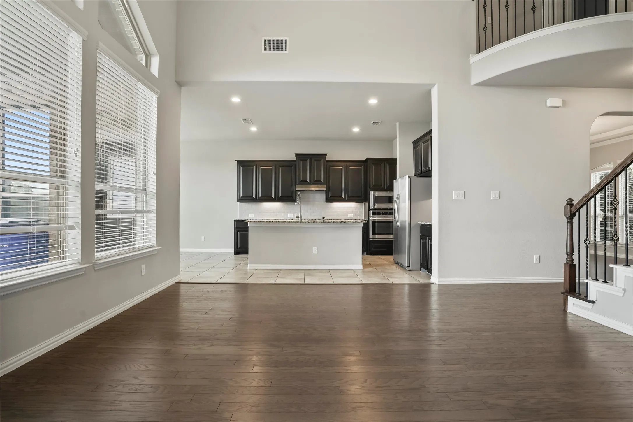Single Family Residence For Sale in Ellis County , 425 Rossville Drive, Midlothian, Texas 76065, 4 Bedroom, 4 Bathroom, 2 Garage spaces, 3,205 Sqft, built in 2017, mls#21387187, Real Estate Agent in Midlothian, Homes For Sale in Ellis county, Homes For Sale in Midlothian, Realtor in Midlothian Texas, Real Estate Brokerage Independent Realty Texas, Luminita Cordes Realtor