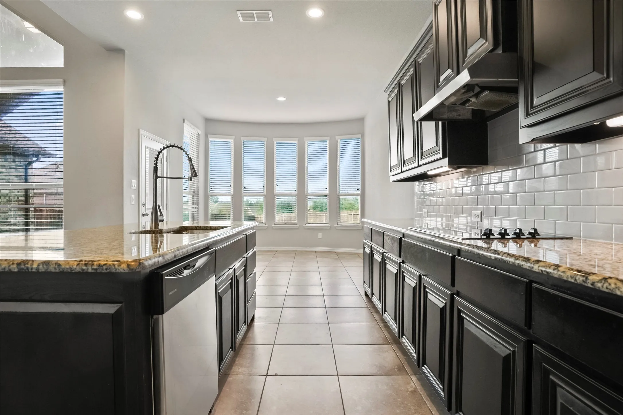 Single Family Residence For Sale in Ellis County , 425 Rossville Drive, Midlothian, Texas 76065, 4 Bedroom, 4 Bathroom, 2 Garage spaces, 3,205 Sqft, built in 2017, mls#21387187, Real Estate Agent in Midlothian, Homes For Sale in Ellis county, Homes For Sale in Midlothian, Realtor in Midlothian Texas, Real Estate Brokerage Independent Realty Texas, Luminita Cordes Realtor