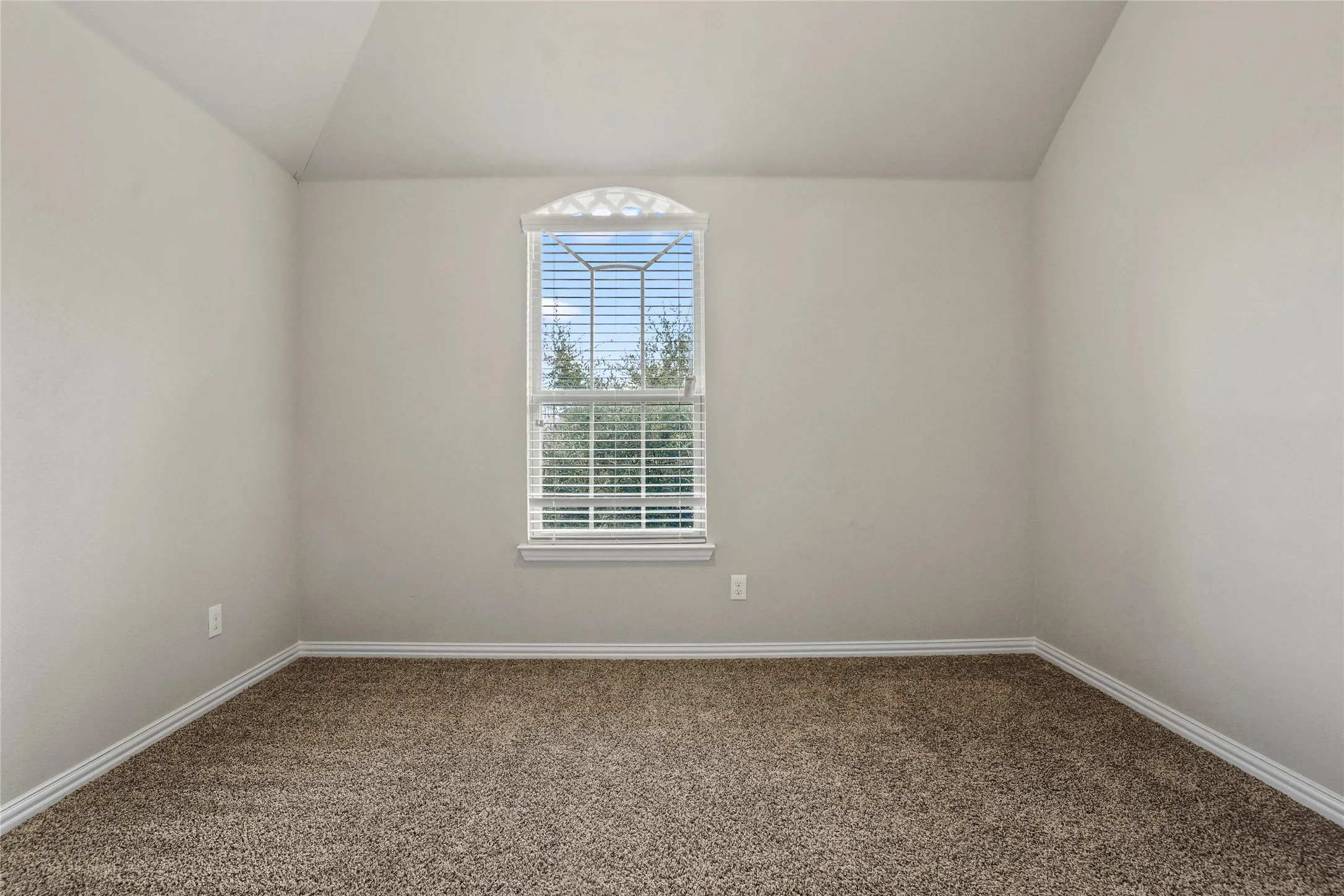 Single Family Residence For Sale in Ellis County , 425 Rossville Drive, Midlothian, Texas 76065, 4 Bedroom, 4 Bathroom, 2 Garage spaces, 3,205 Sqft, built in 2017, mls#21387187, Real Estate Agent in Midlothian, Homes For Sale in Ellis county, Homes For Sale in Midlothian, Realtor in Midlothian Texas, Real Estate Brokerage Independent Realty Texas, Luminita Cordes Realtor