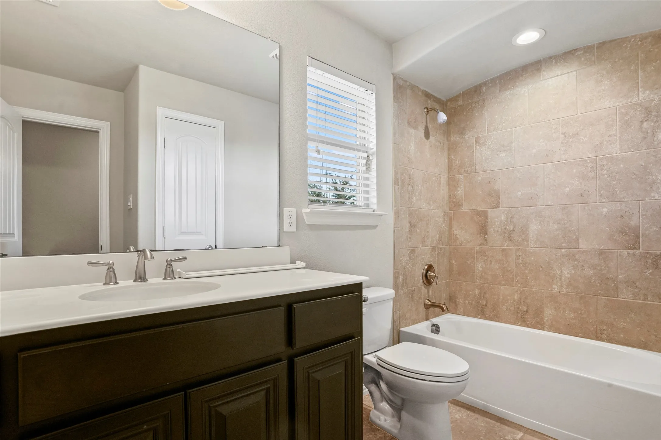 Single Family Residence For Sale in Ellis County , 425 Rossville Drive, Midlothian, Texas 76065, 4 Bedroom, 4 Bathroom, 2 Garage spaces, 3,205 Sqft, built in 2017, mls#21387187, Real Estate Agent in Midlothian, Homes For Sale in Ellis county, Homes For Sale in Midlothian, Realtor in Midlothian Texas, Real Estate Brokerage Independent Realty Texas, Luminita Cordes Realtor