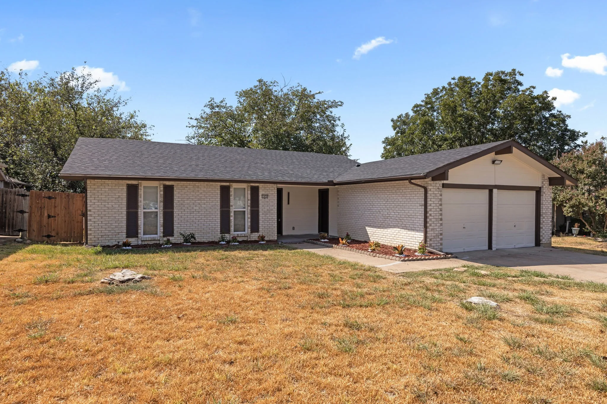 Single Family Residence For Sale in Tarrant County , 1820 Wickersham Drive, Arlington, Texas 76014, 4 Bedroom, 2 Bathroom, 2 Garage spaces, 1,750 Sqft, built in 1977, mls#21395216, Real Estate Agent in Arlington, Homes For Sale in Tarrant county, Homes For Sale in Arlington, Realtor in Arlington Texas, Real Estate Brokerage Independent Realty Texas, Luminita Cordes Realtor