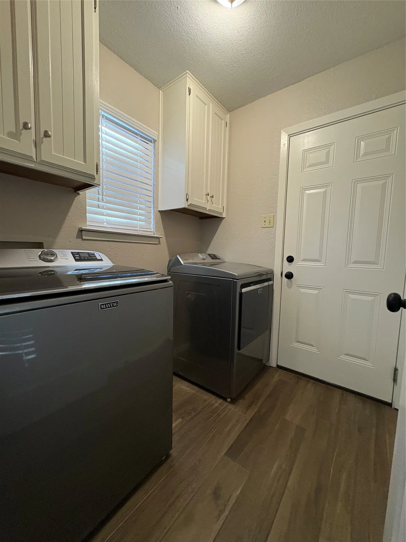 Single Family Residence For Sale in Tarrant County , 917 Clear View Drive, Bedford, Texas 76021, 4 Bedroom, 2 Bathroom, 2 Garage spaces, 1,790 Sqft, built in 1978, mls#21395229, Real Estate Agent in Bedford, Homes For Sale in Tarrant county, Homes For Sale in Bedford, Realtor in Bedford Texas, Real Estate Brokerage Independent Realty Texas, Luminita Cordes Realtor