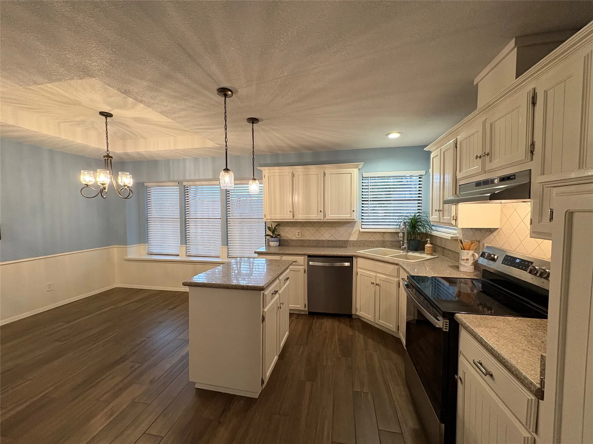 Single Family Residence For Sale in Tarrant County , 917 Clear View Drive, Bedford, Texas 76021, 4 Bedroom, 2 Bathroom, 2 Garage spaces, 1,790 Sqft, built in 1978, mls#21395229, Real Estate Agent in Bedford, Homes For Sale in Tarrant county, Homes For Sale in Bedford, Realtor in Bedford Texas, Real Estate Brokerage Independent Realty Texas, Luminita Cordes Realtor