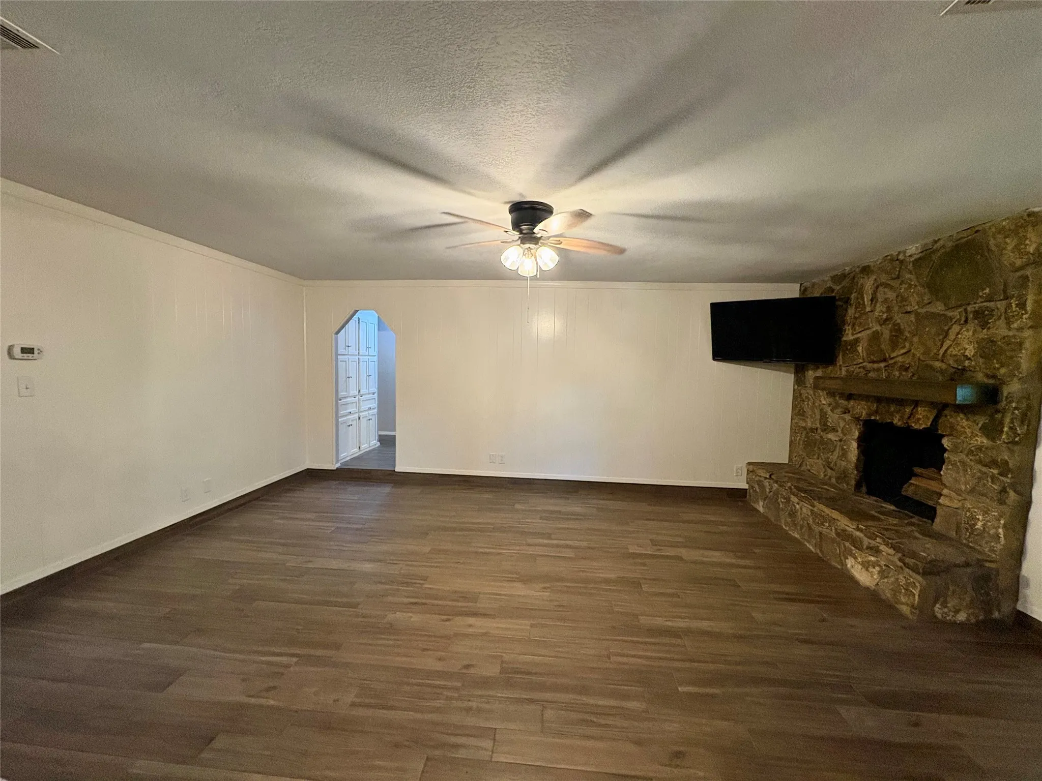 Single Family Residence For Sale in Tarrant County , 917 Clear View Drive, Bedford, Texas 76021, 4 Bedroom, 2 Bathroom, 2 Garage spaces, 1,790 Sqft, built in 1978, mls#21395229, Real Estate Agent in Bedford, Homes For Sale in Tarrant county, Homes For Sale in Bedford, Realtor in Bedford Texas, Real Estate Brokerage Independent Realty Texas, Luminita Cordes Realtor
