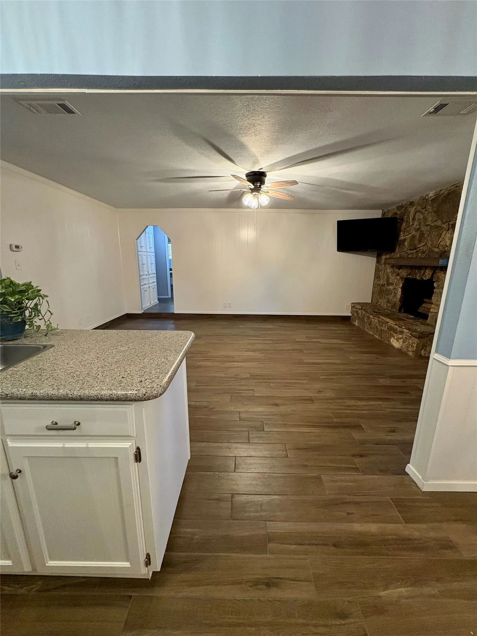 Single Family Residence For Sale in Tarrant County , 917 Clear View Drive, Bedford, Texas 76021, 4 Bedroom, 2 Bathroom, 2 Garage spaces, 1,790 Sqft, built in 1978, mls#21395229, Real Estate Agent in Bedford, Homes For Sale in Tarrant county, Homes For Sale in Bedford, Realtor in Bedford Texas, Real Estate Brokerage Independent Realty Texas, Luminita Cordes Realtor
