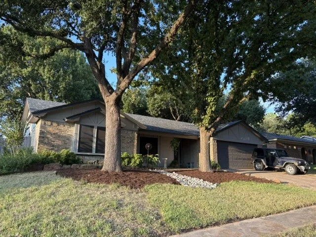 Single Family Residence For Sale in Tarrant County , 917 Clear View Drive, Bedford, Texas 76021, 4 Bedroom, 2 Bathroom, 2 Garage spaces, 1,790 Sqft, built in 1978, mls#21395229, Real Estate Agent in Bedford, Homes For Sale in Tarrant county, Homes For Sale in Bedford, Realtor in Bedford Texas, Real Estate Brokerage Independent Realty Texas, Luminita Cordes Realtor