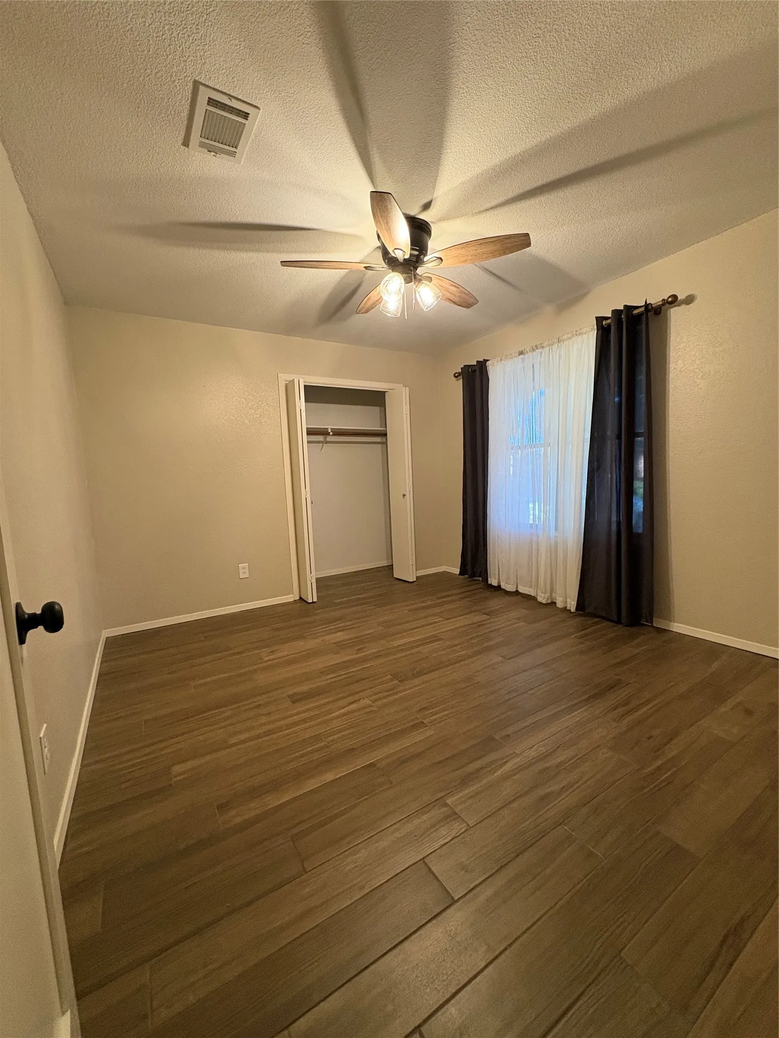 Single Family Residence For Sale in Tarrant County , 917 Clear View Drive, Bedford, Texas 76021, 4 Bedroom, 2 Bathroom, 2 Garage spaces, 1,790 Sqft, built in 1978, mls#21395229, Real Estate Agent in Bedford, Homes For Sale in Tarrant county, Homes For Sale in Bedford, Realtor in Bedford Texas, Real Estate Brokerage Independent Realty Texas, Luminita Cordes Realtor
