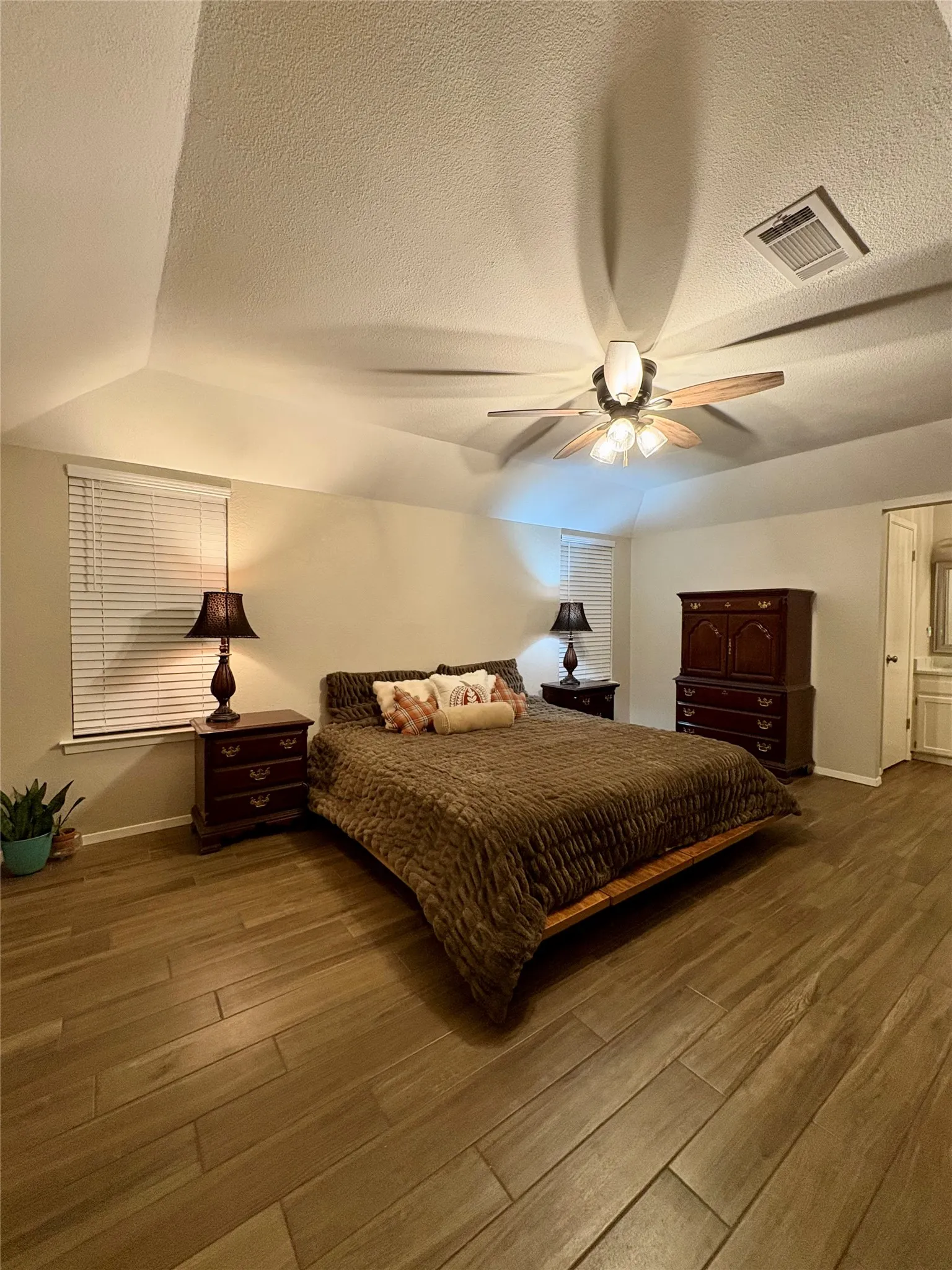 Single Family Residence For Sale in Tarrant County , 917 Clear View Drive, Bedford, Texas 76021, 4 Bedroom, 2 Bathroom, 2 Garage spaces, 1,790 Sqft, built in 1978, mls#21395229, Real Estate Agent in Bedford, Homes For Sale in Tarrant county, Homes For Sale in Bedford, Realtor in Bedford Texas, Real Estate Brokerage Independent Realty Texas, Luminita Cordes Realtor