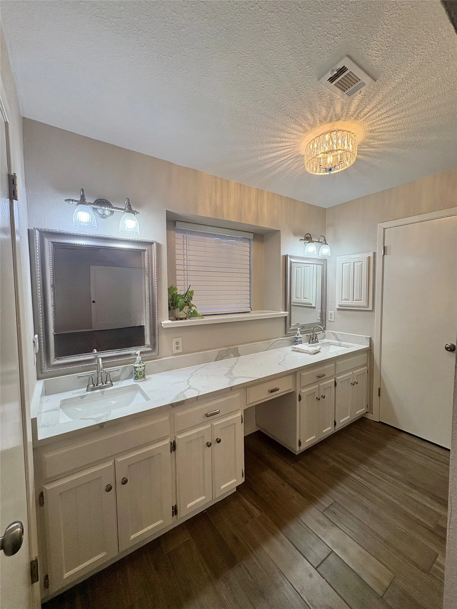 Single Family Residence For Sale in Tarrant County , 917 Clear View Drive, Bedford, Texas 76021, 4 Bedroom, 2 Bathroom, 2 Garage spaces, 1,790 Sqft, built in 1978, mls#21395229, Real Estate Agent in Bedford, Homes For Sale in Tarrant county, Homes For Sale in Bedford, Realtor in Bedford Texas, Real Estate Brokerage Independent Realty Texas, Luminita Cordes Realtor