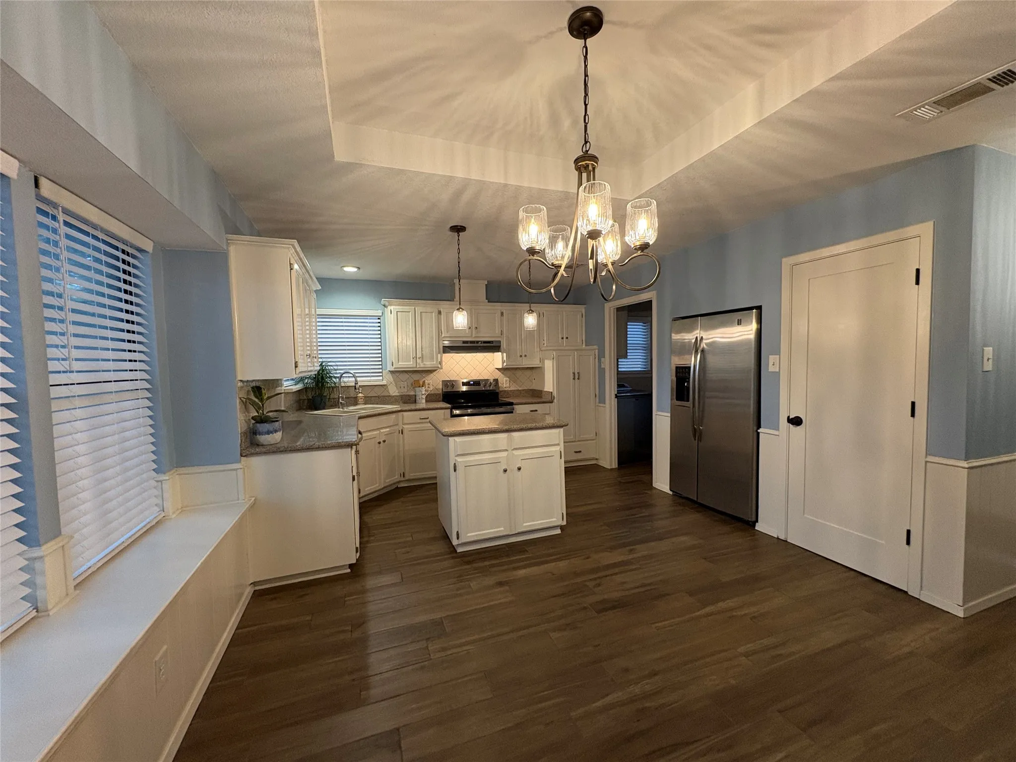 Single Family Residence For Sale in Tarrant County , 917 Clear View Drive, Bedford, Texas 76021, 4 Bedroom, 2 Bathroom, 2 Garage spaces, 1,790 Sqft, built in 1978, mls#21395229, Real Estate Agent in Bedford, Homes For Sale in Tarrant county, Homes For Sale in Bedford, Realtor in Bedford Texas, Real Estate Brokerage Independent Realty Texas, Luminita Cordes Realtor