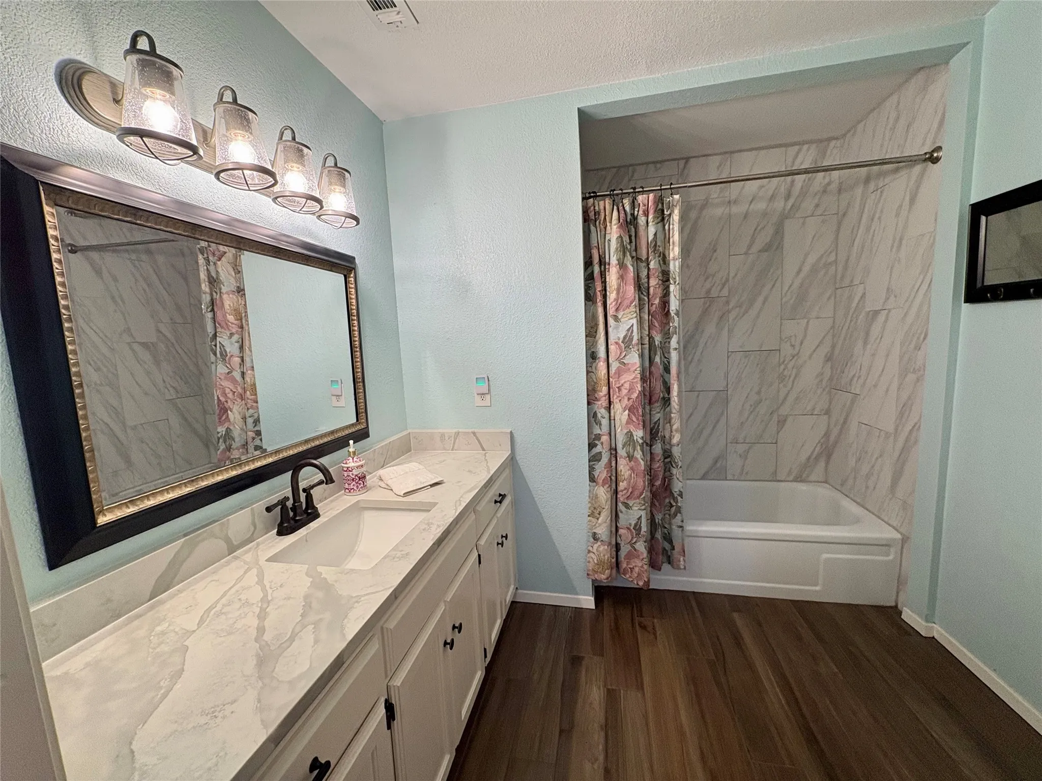 Single Family Residence For Sale in Tarrant County , 917 Clear View Drive, Bedford, Texas 76021, 4 Bedroom, 2 Bathroom, 2 Garage spaces, 1,790 Sqft, built in 1978, mls#21395229, Real Estate Agent in Bedford, Homes For Sale in Tarrant county, Homes For Sale in Bedford, Realtor in Bedford Texas, Real Estate Brokerage Independent Realty Texas, Luminita Cordes Realtor