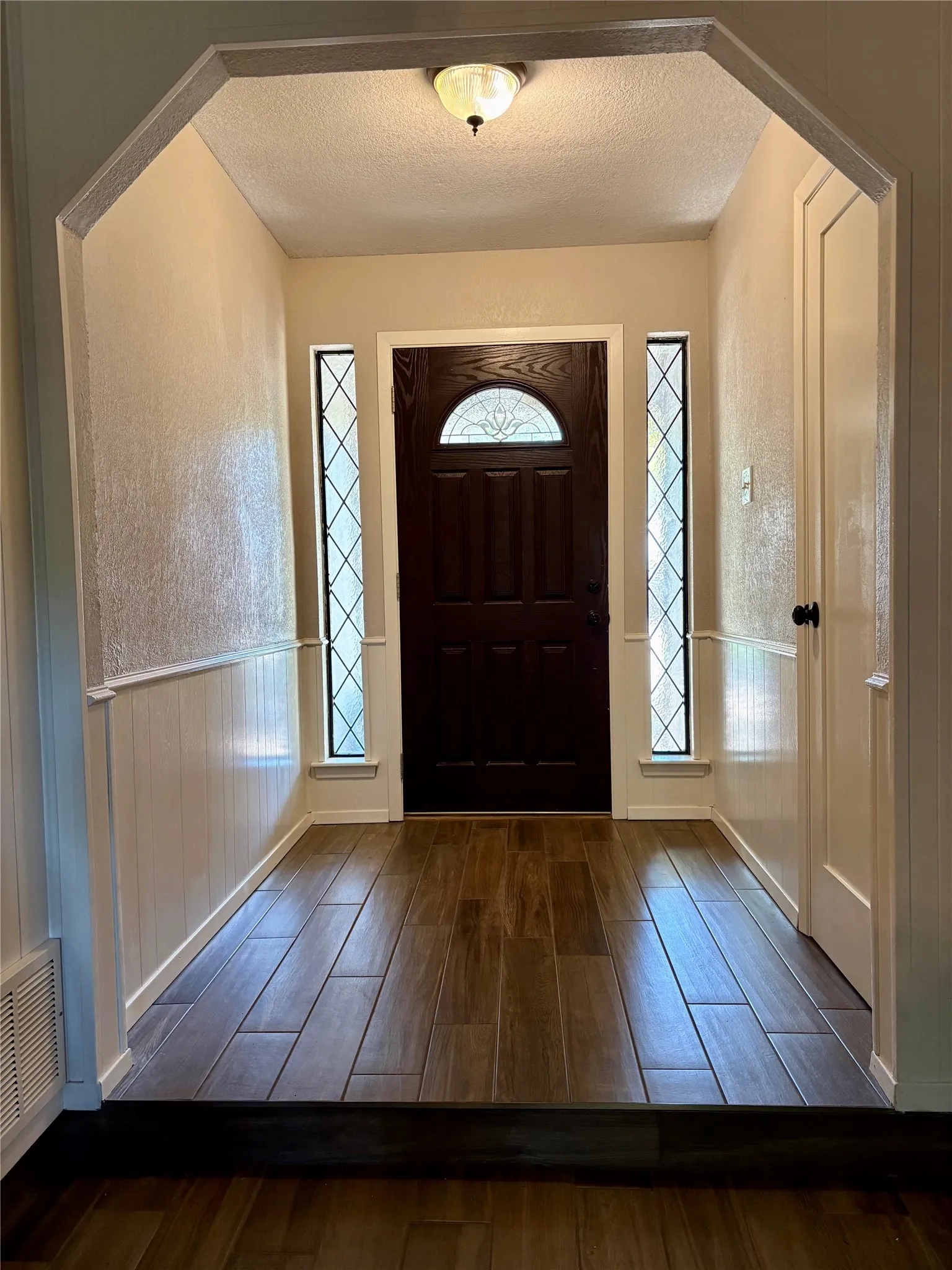 Single Family Residence For Sale in Tarrant County , 917 Clear View Drive, Bedford, Texas 76021, 4 Bedroom, 2 Bathroom, 2 Garage spaces, 1,790 Sqft, built in 1978, mls#21395229, Real Estate Agent in Bedford, Homes For Sale in Tarrant county, Homes For Sale in Bedford, Realtor in Bedford Texas, Real Estate Brokerage Independent Realty Texas, Luminita Cordes Realtor