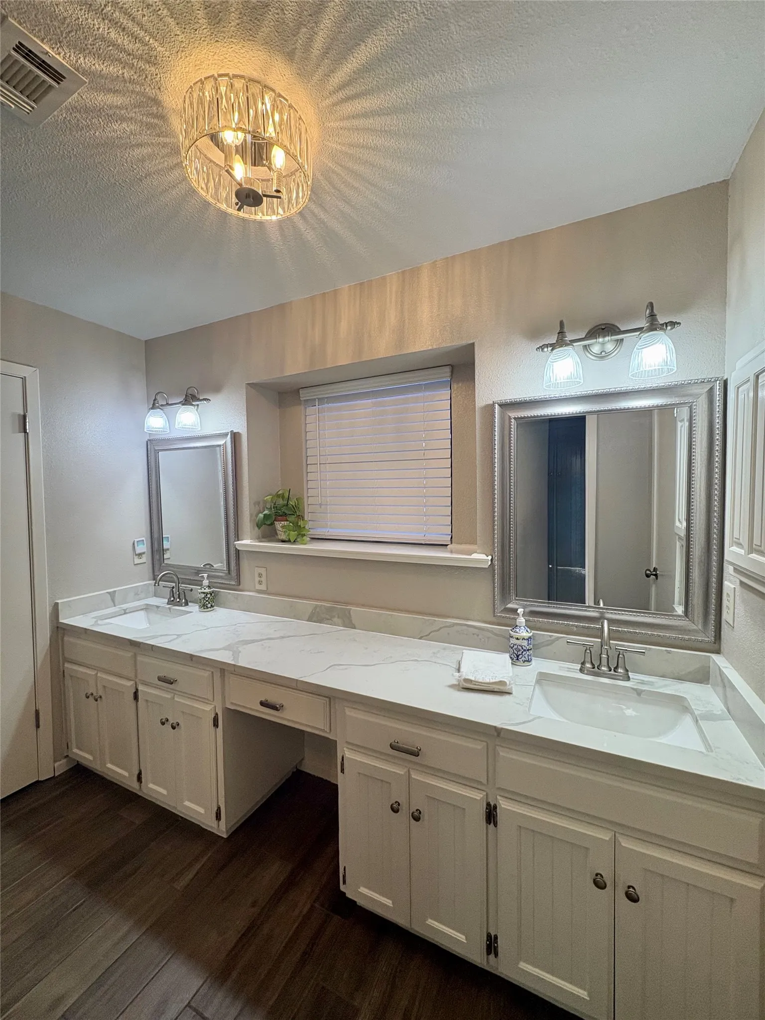 Single Family Residence For Sale in Tarrant County , 917 Clear View Drive, Bedford, Texas 76021, 4 Bedroom, 2 Bathroom, 2 Garage spaces, 1,790 Sqft, built in 1978, mls#21395229, Real Estate Agent in Bedford, Homes For Sale in Tarrant county, Homes For Sale in Bedford, Realtor in Bedford Texas, Real Estate Brokerage Independent Realty Texas, Luminita Cordes Realtor
