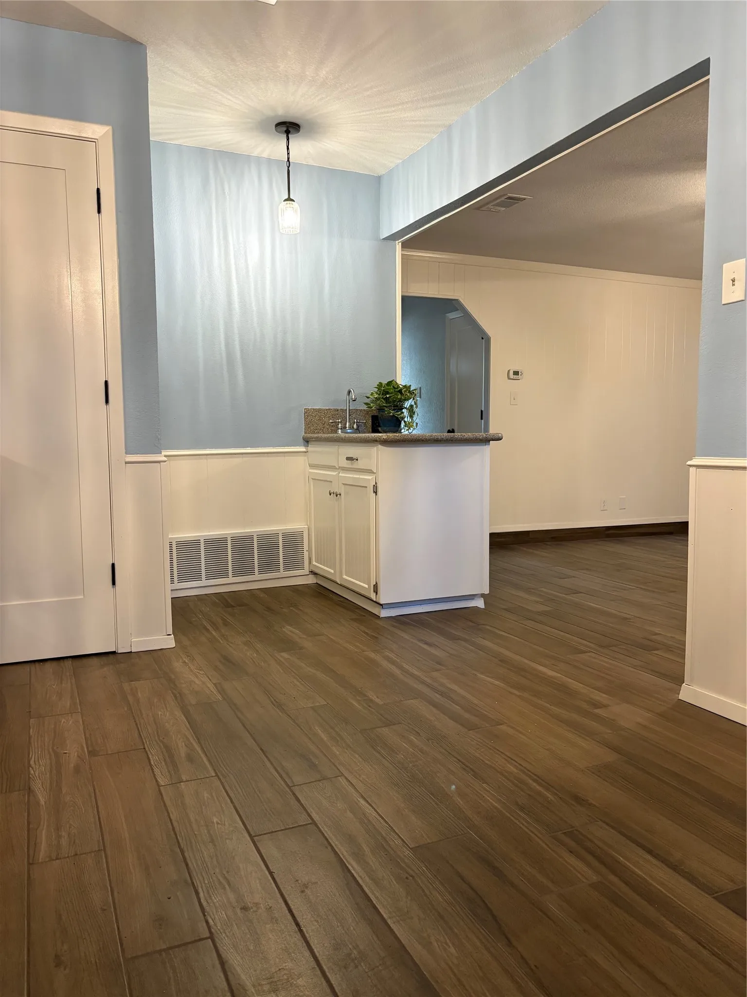 Single Family Residence For Sale in Tarrant County , 917 Clear View Drive, Bedford, Texas 76021, 4 Bedroom, 2 Bathroom, 2 Garage spaces, 1,790 Sqft, built in 1978, mls#21395229, Real Estate Agent in Bedford, Homes For Sale in Tarrant county, Homes For Sale in Bedford, Realtor in Bedford Texas, Real Estate Brokerage Independent Realty Texas, Luminita Cordes Realtor