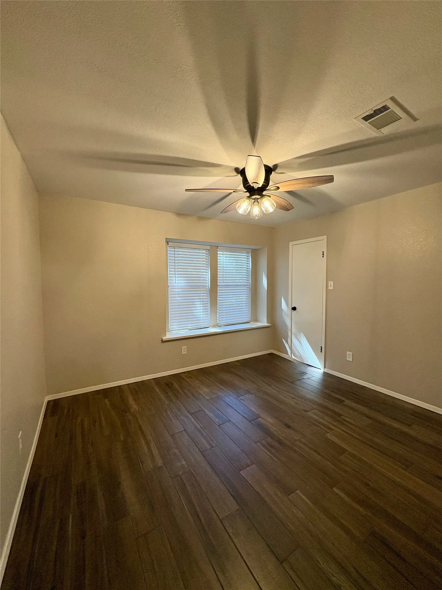 Single Family Residence For Sale in Tarrant County , 917 Clear View Drive, Bedford, Texas 76021, 4 Bedroom, 2 Bathroom, 2 Garage spaces, 1,790 Sqft, built in 1978, mls#21395229, Real Estate Agent in Bedford, Homes For Sale in Tarrant county, Homes For Sale in Bedford, Realtor in Bedford Texas, Real Estate Brokerage Independent Realty Texas, Luminita Cordes Realtor