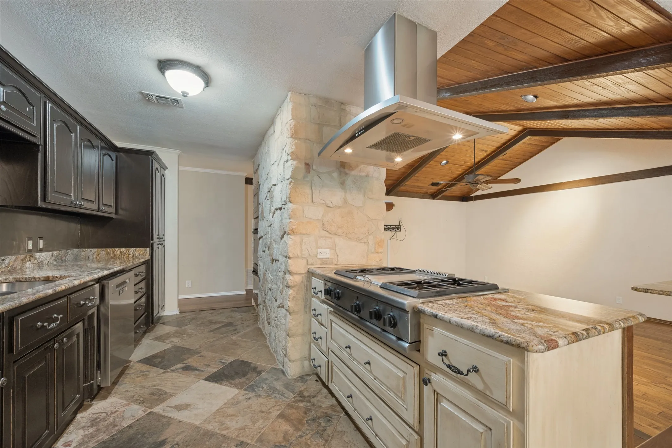 Single Family Residence For Sale in Tarrant County , 2821 Buffalo Court, Arlington, Texas 76013, 4 Bedroom, 2 Bathroom, 2 Garage spaces, 2,290 Sqft, built in 1968, mls#21394845, Real Estate Agent in Arlington, Homes For Sale in Tarrant county, Homes For Sale in Arlington, Realtor in Arlington Texas, Real Estate Brokerage Independent Realty Texas, Luminita Cordes Realtor