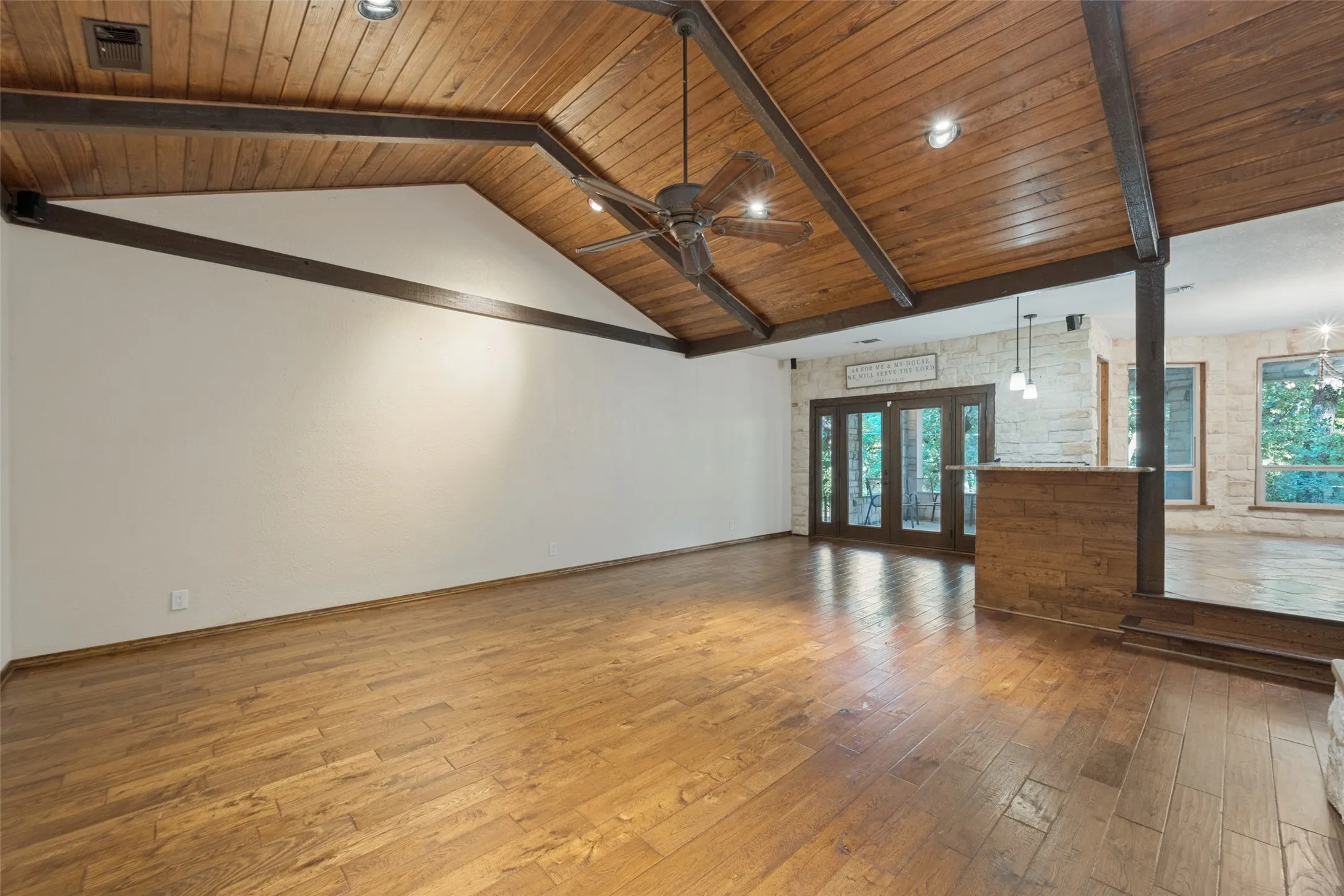 Single Family Residence For Sale in Tarrant County , 2821 Buffalo Court, Arlington, Texas 76013, 4 Bedroom, 2 Bathroom, 2 Garage spaces, 2,290 Sqft, built in 1968, mls#21394845, Real Estate Agent in Arlington, Homes For Sale in Tarrant county, Homes For Sale in Arlington, Realtor in Arlington Texas, Real Estate Brokerage Independent Realty Texas, Luminita Cordes Realtor