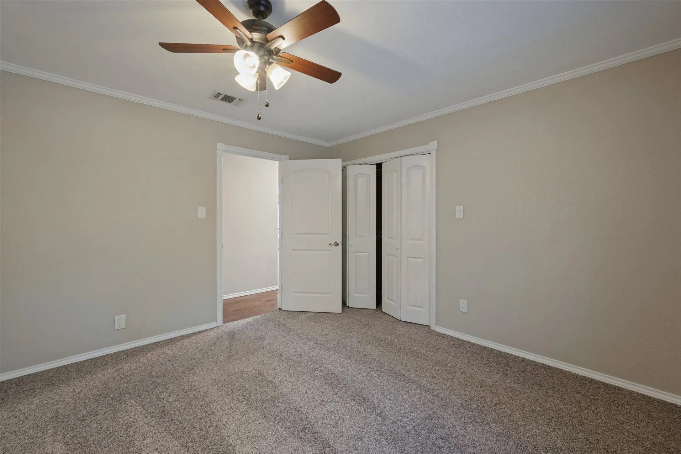 Single Family Residence For Sale in Tarrant County , 2821 Buffalo Court, Arlington, Texas 76013, 4 Bedroom, 2 Bathroom, 2 Garage spaces, 2,290 Sqft, built in 1968, mls#21394845, Real Estate Agent in Arlington, Homes For Sale in Tarrant county, Homes For Sale in Arlington, Realtor in Arlington Texas, Real Estate Brokerage Independent Realty Texas, Luminita Cordes Realtor