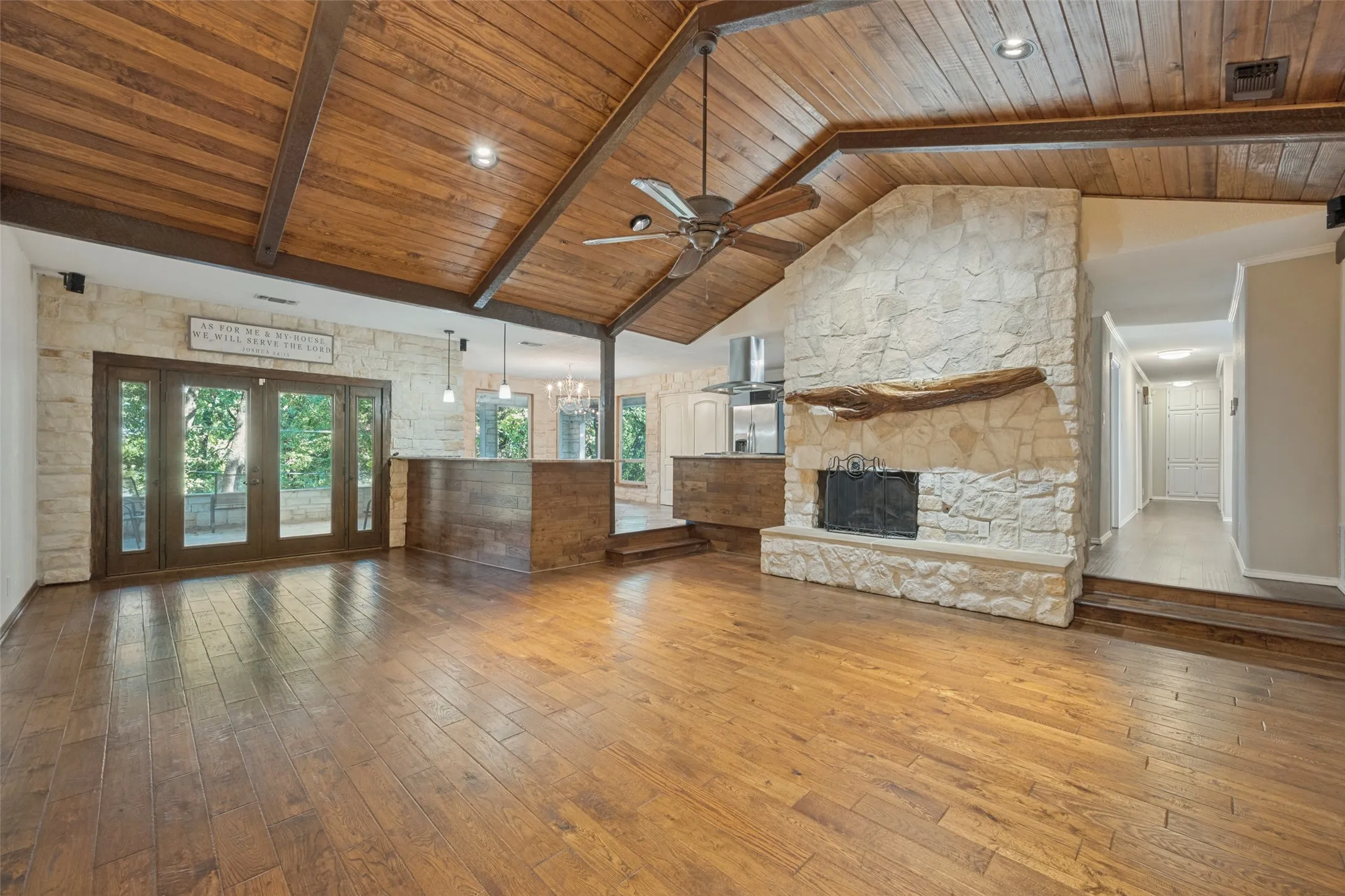 Single Family Residence For Sale in Tarrant County , 2821 Buffalo Court, Arlington, Texas 76013, 4 Bedroom, 2 Bathroom, 2 Garage spaces, 2,290 Sqft, built in 1968, mls#21394845, Real Estate Agent in Arlington, Homes For Sale in Tarrant county, Homes For Sale in Arlington, Realtor in Arlington Texas, Real Estate Brokerage Independent Realty Texas, Luminita Cordes Realtor