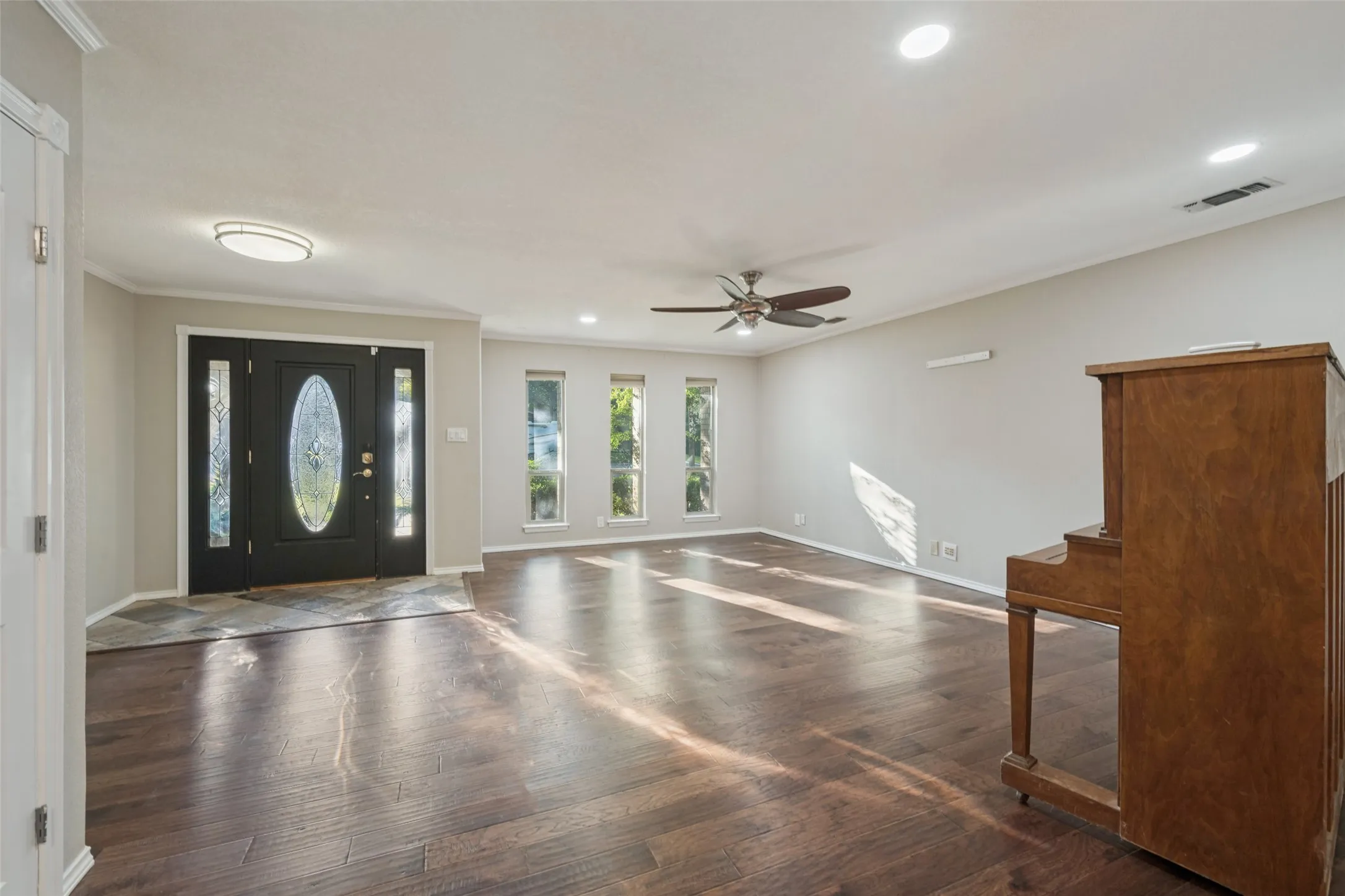 Single Family Residence For Sale in Tarrant County , 2821 Buffalo Court, Arlington, Texas 76013, 4 Bedroom, 2 Bathroom, 2 Garage spaces, 2,290 Sqft, built in 1968, mls#21394845, Real Estate Agent in Arlington, Homes For Sale in Tarrant county, Homes For Sale in Arlington, Realtor in Arlington Texas, Real Estate Brokerage Independent Realty Texas, Luminita Cordes Realtor