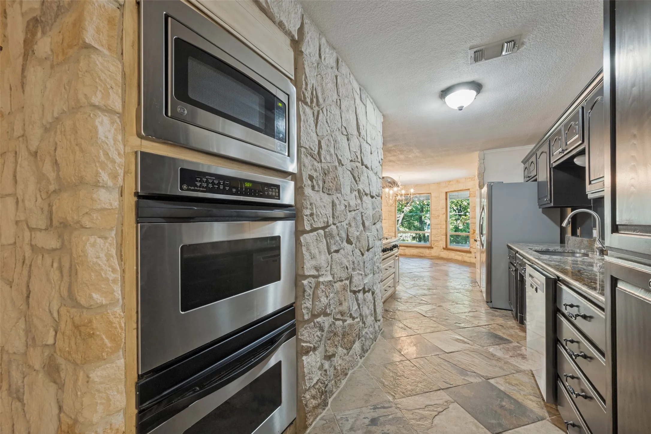 Single Family Residence For Sale in Tarrant County , 2821 Buffalo Court, Arlington, Texas 76013, 4 Bedroom, 2 Bathroom, 2 Garage spaces, 2,290 Sqft, built in 1968, mls#21394845, Real Estate Agent in Arlington, Homes For Sale in Tarrant county, Homes For Sale in Arlington, Realtor in Arlington Texas, Real Estate Brokerage Independent Realty Texas, Luminita Cordes Realtor