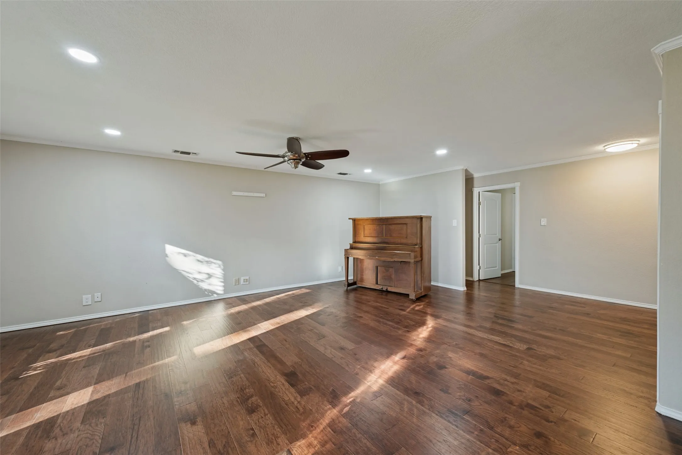 Single Family Residence For Sale in Tarrant County , 2821 Buffalo Court, Arlington, Texas 76013, 4 Bedroom, 2 Bathroom, 2 Garage spaces, 2,290 Sqft, built in 1968, mls#21394845, Real Estate Agent in Arlington, Homes For Sale in Tarrant county, Homes For Sale in Arlington, Realtor in Arlington Texas, Real Estate Brokerage Independent Realty Texas, Luminita Cordes Realtor
