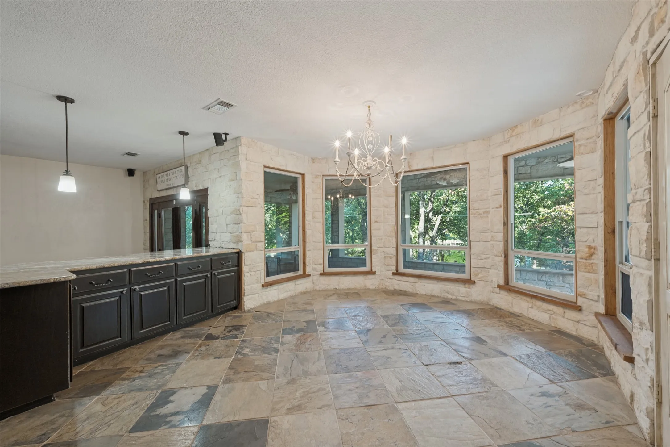 Single Family Residence For Sale in Tarrant County , 2821 Buffalo Court, Arlington, Texas 76013, 4 Bedroom, 2 Bathroom, 2 Garage spaces, 2,290 Sqft, built in 1968, mls#21394845, Real Estate Agent in Arlington, Homes For Sale in Tarrant county, Homes For Sale in Arlington, Realtor in Arlington Texas, Real Estate Brokerage Independent Realty Texas, Luminita Cordes Realtor
