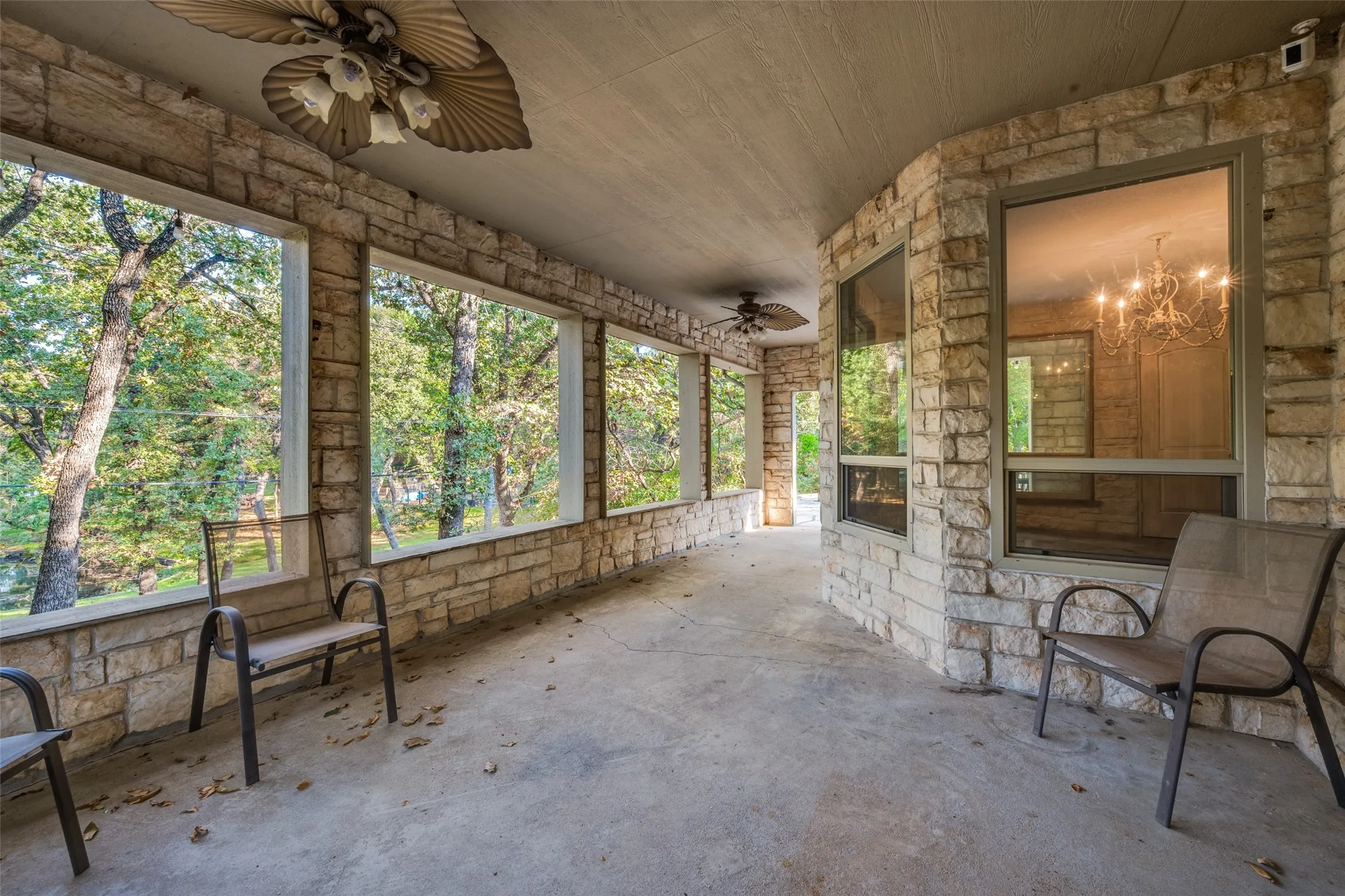 Single Family Residence For Sale in Tarrant County , 2821 Buffalo Court, Arlington, Texas 76013, 4 Bedroom, 2 Bathroom, 2 Garage spaces, 2,290 Sqft, built in 1968, mls#21394845, Real Estate Agent in Arlington, Homes For Sale in Tarrant county, Homes For Sale in Arlington, Realtor in Arlington Texas, Real Estate Brokerage Independent Realty Texas, Luminita Cordes Realtor
