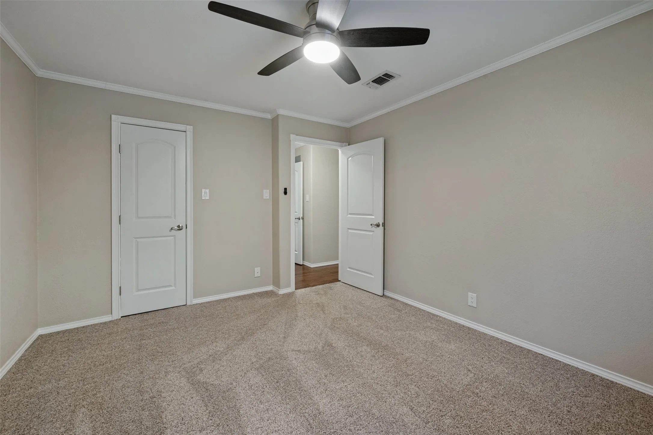 Single Family Residence For Sale in Tarrant County , 2821 Buffalo Court, Arlington, Texas 76013, 4 Bedroom, 2 Bathroom, 2 Garage spaces, 2,290 Sqft, built in 1968, mls#21394845, Real Estate Agent in Arlington, Homes For Sale in Tarrant county, Homes For Sale in Arlington, Realtor in Arlington Texas, Real Estate Brokerage Independent Realty Texas, Luminita Cordes Realtor