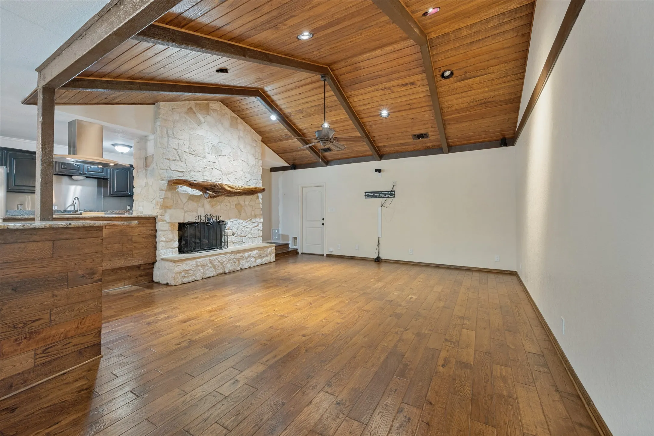 Single Family Residence For Sale in Tarrant County , 2821 Buffalo Court, Arlington, Texas 76013, 4 Bedroom, 2 Bathroom, 2 Garage spaces, 2,290 Sqft, built in 1968, mls#21394845, Real Estate Agent in Arlington, Homes For Sale in Tarrant county, Homes For Sale in Arlington, Realtor in Arlington Texas, Real Estate Brokerage Independent Realty Texas, Luminita Cordes Realtor