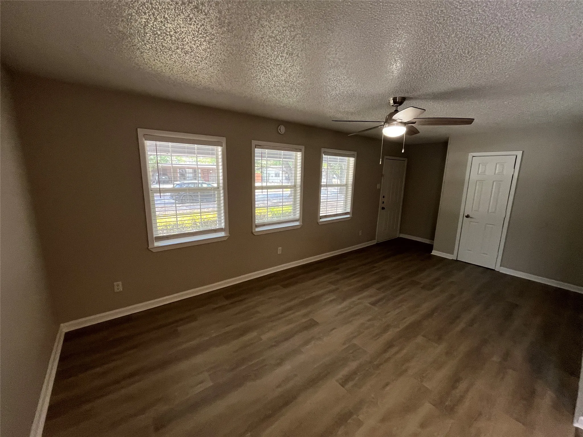 Single Family Residence For Rent in Dallas County , 10415 Sylvia Drive, Dallas, Texas 75228, 3 Bedroom, 1 Bathroom, Garage spaces, 1,096 Sqft, built in 1952, mls#21387894, Real Estate Agent in Dallas, Homes For Rent in Dallas county, Homes For Rent in Dallas, Realtor in Dallas Texas, Real Estate Brokerage Independent Realty Texas, Luminita Cordes Realtor