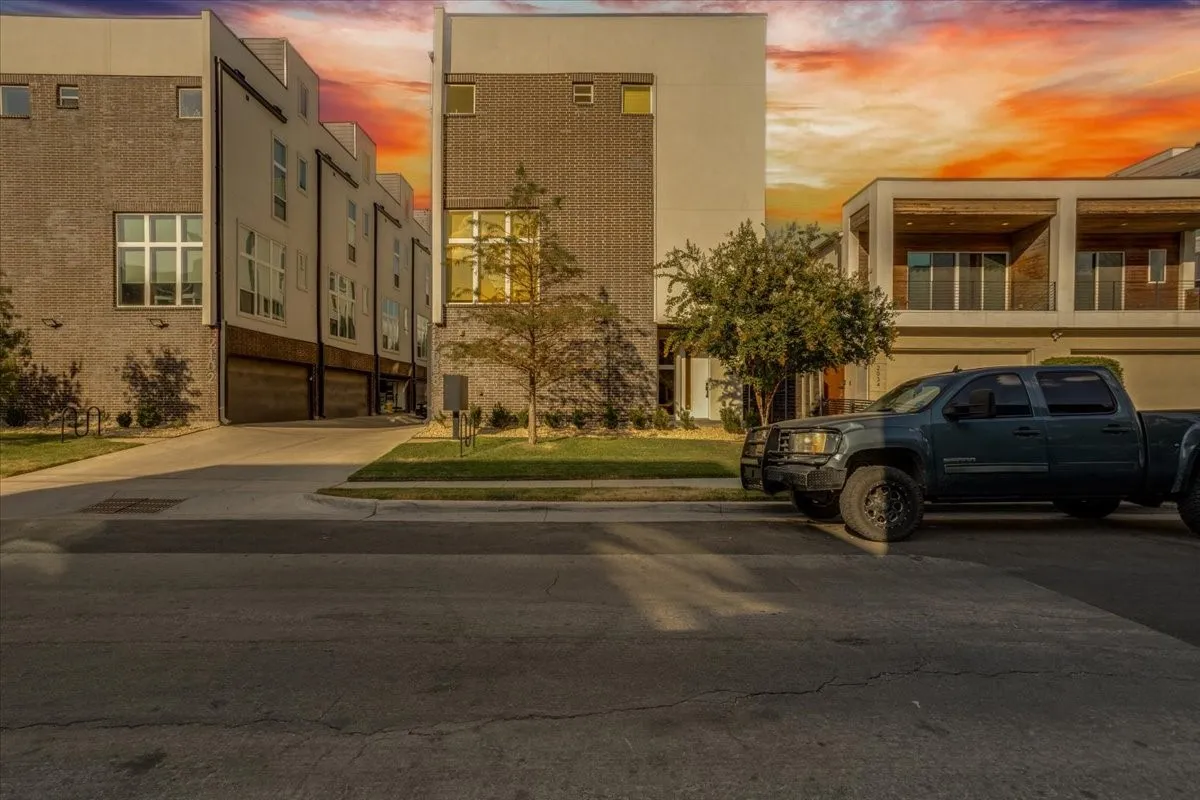 Condominium For Sale in Dallas County , 2038 N Prairie Avenue 104, Dallas, Texas 75204, 2 Bedroom, 3 Bathroom, 2 Garage spaces, 1,582 Sqft, built in 2021, mls#21387258, Real Estate Agent in Dallas, Homes For Sale in Dallas county, Homes For Sale in Dallas, Realtor in Dallas Texas, Real Estate Brokerage Independent Realty Texas, Luminita Cordes Realtor