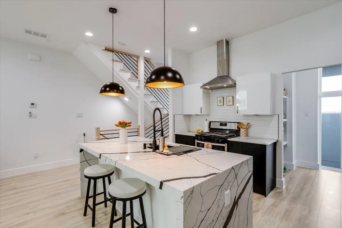 Condominium For Sale in Dallas County , 2038 N Prairie Avenue 104, Dallas, Texas 75204, 2 Bedroom, 3 Bathroom, 2 Garage spaces, 1,582 Sqft, built in 2021, mls#21387258, Real Estate Agent in Dallas, Homes For Sale in Dallas county, Homes For Sale in Dallas, Realtor in Dallas Texas, Real Estate Brokerage Independent Realty Texas, Luminita Cordes Realtor