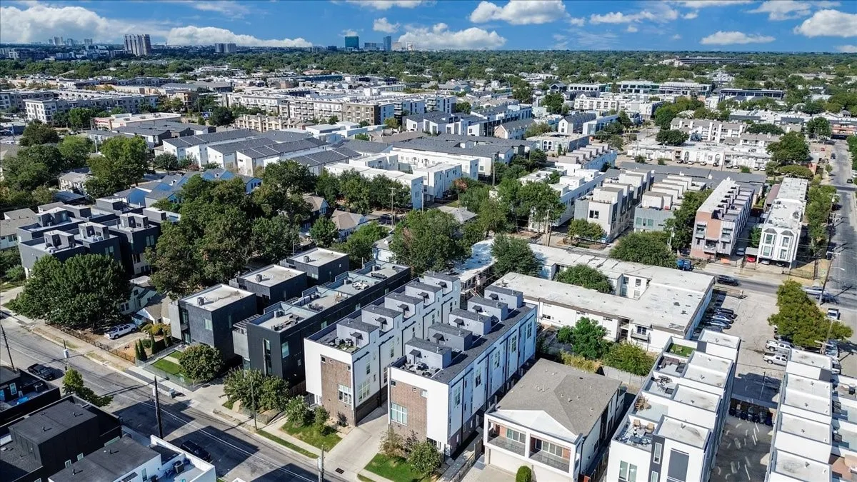 Condominium For Sale in Dallas County , 2038 N Prairie Avenue 104, Dallas, Texas 75204, 2 Bedroom, 3 Bathroom, 2 Garage spaces, 1,582 Sqft, built in 2021, mls#21387258, Real Estate Agent in Dallas, Homes For Sale in Dallas county, Homes For Sale in Dallas, Realtor in Dallas Texas, Real Estate Brokerage Independent Realty Texas, Luminita Cordes Realtor