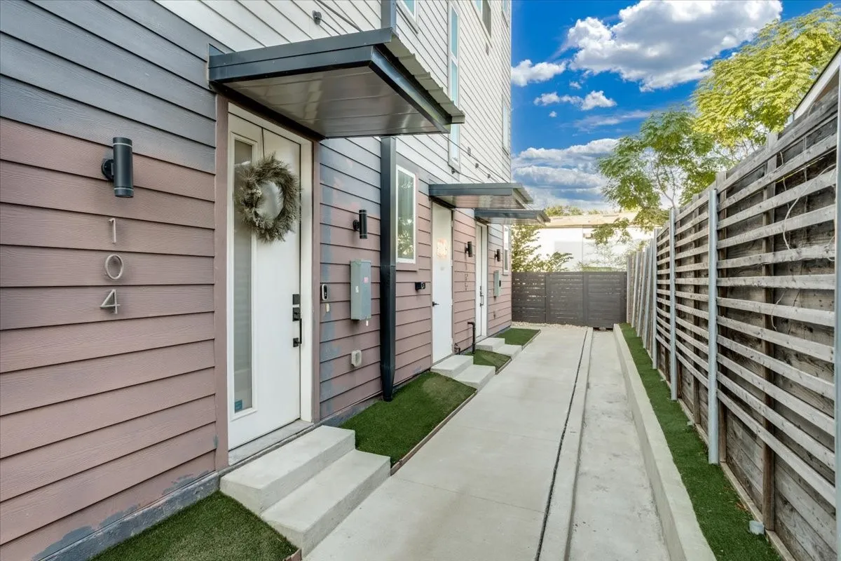 Condominium For Sale in Dallas County , 2038 N Prairie Avenue 104, Dallas, Texas 75204, 2 Bedroom, 3 Bathroom, 2 Garage spaces, 1,582 Sqft, built in 2021, mls#21387258, Real Estate Agent in Dallas, Homes For Sale in Dallas county, Homes For Sale in Dallas, Realtor in Dallas Texas, Real Estate Brokerage Independent Realty Texas, Luminita Cordes Realtor
