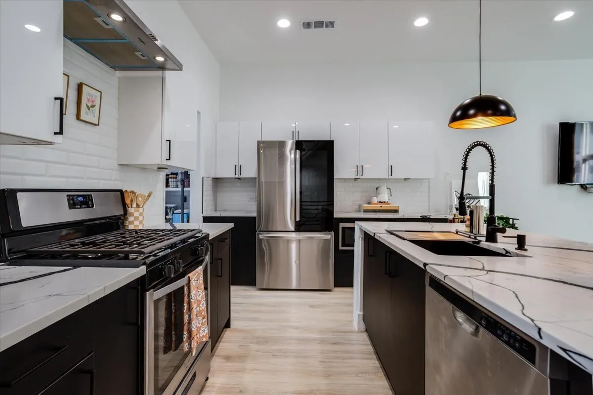 Condominium For Sale in Dallas County , 2038 N Prairie Avenue 104, Dallas, Texas 75204, 2 Bedroom, 3 Bathroom, 2 Garage spaces, 1,582 Sqft, built in 2021, mls#21387258, Real Estate Agent in Dallas, Homes For Sale in Dallas county, Homes For Sale in Dallas, Realtor in Dallas Texas, Real Estate Brokerage Independent Realty Texas, Luminita Cordes Realtor
