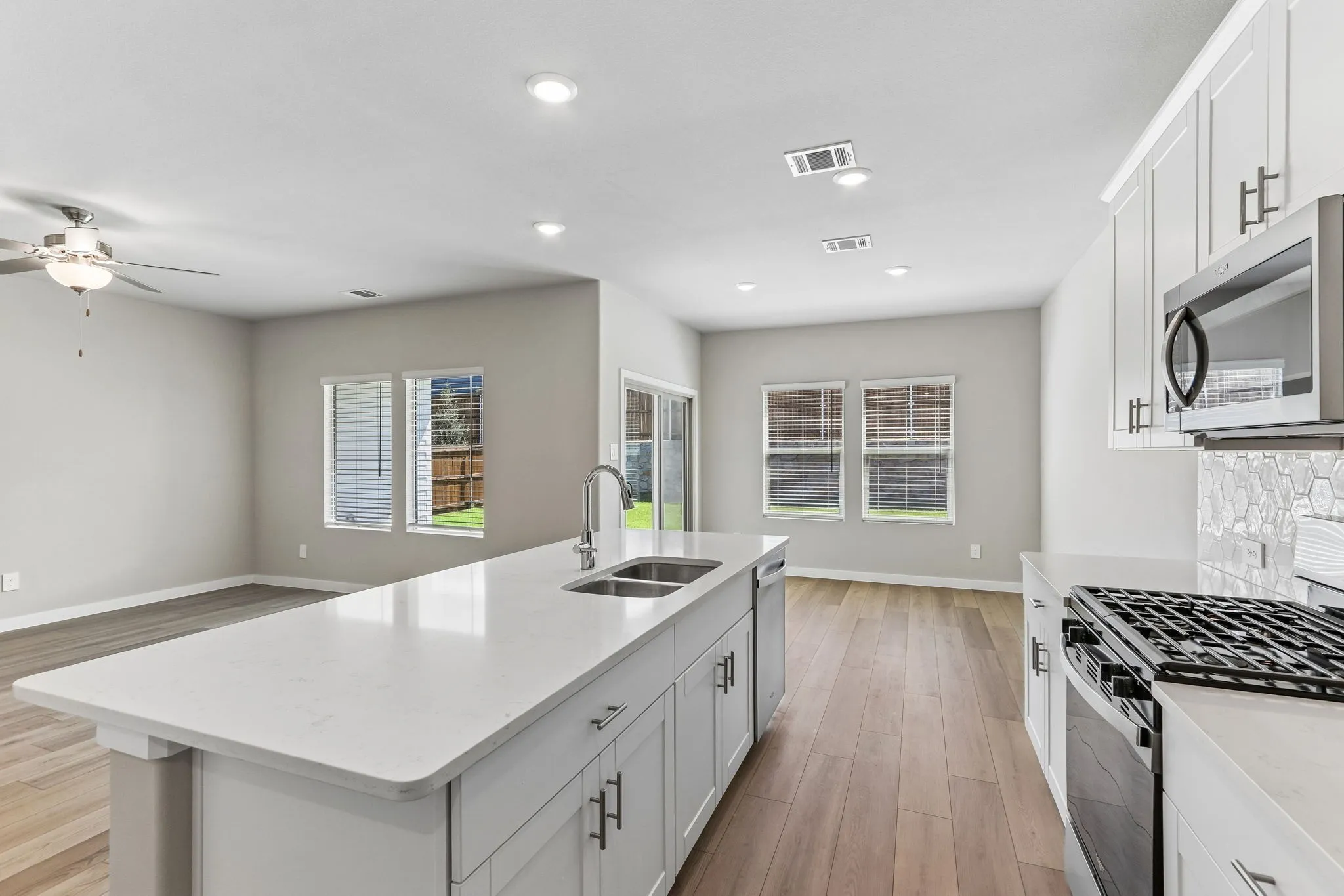  Photo is not of the actual home, but is an inspirational photo of builder’s model home and may depict options, furnishings, and/or decorator features that are not included.
