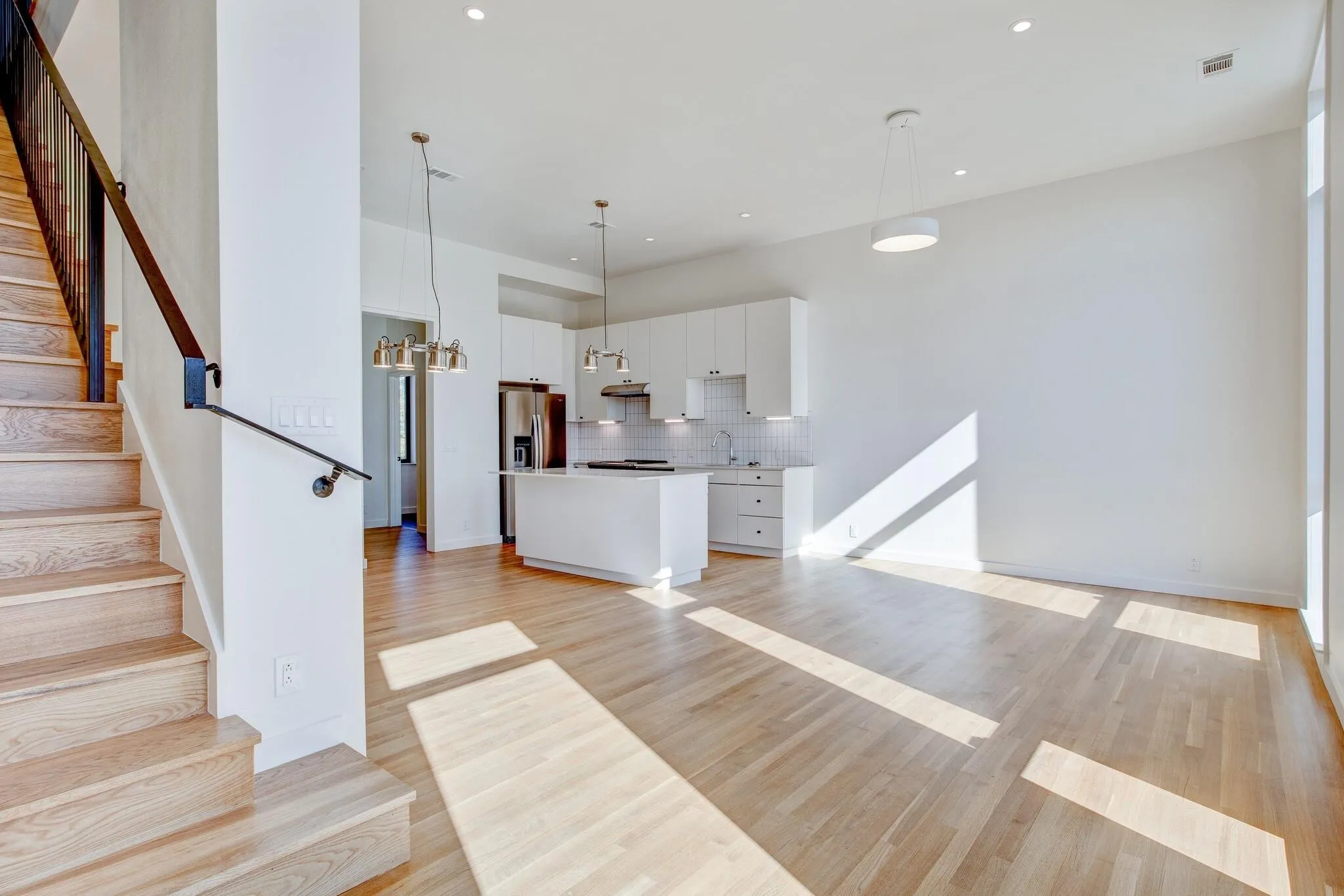 Townhouse For Rent in Tarrant County , 444 W Morphy Street, Fort Worth, Texas 76104, 3 Bedroom, 3 Bathroom, 1 Garage spaces, 1,966 Sqft, built in 2020, mls#21395245, Real Estate Agent in Fort Worth, Homes For Rent in Tarrant county, Homes For Rent in Fort Worth, Realtor in Fort Worth Texas, Real Estate Brokerage Independent Realty Texas, Luminita Cordes Realtor