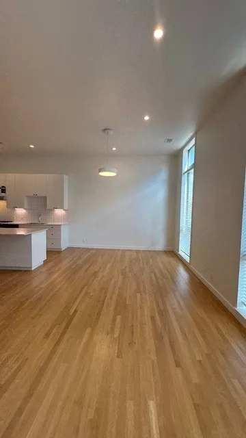 Townhouse For Rent in Tarrant County , 444 W Morphy Street, Fort Worth, Texas 76104, 3 Bedroom, 3 Bathroom, 1 Garage spaces, 1,966 Sqft, built in 2020, mls#21395245, Real Estate Agent in Fort Worth, Homes For Rent in Tarrant county, Homes For Rent in Fort Worth, Realtor in Fort Worth Texas, Real Estate Brokerage Independent Realty Texas, Luminita Cordes Realtor