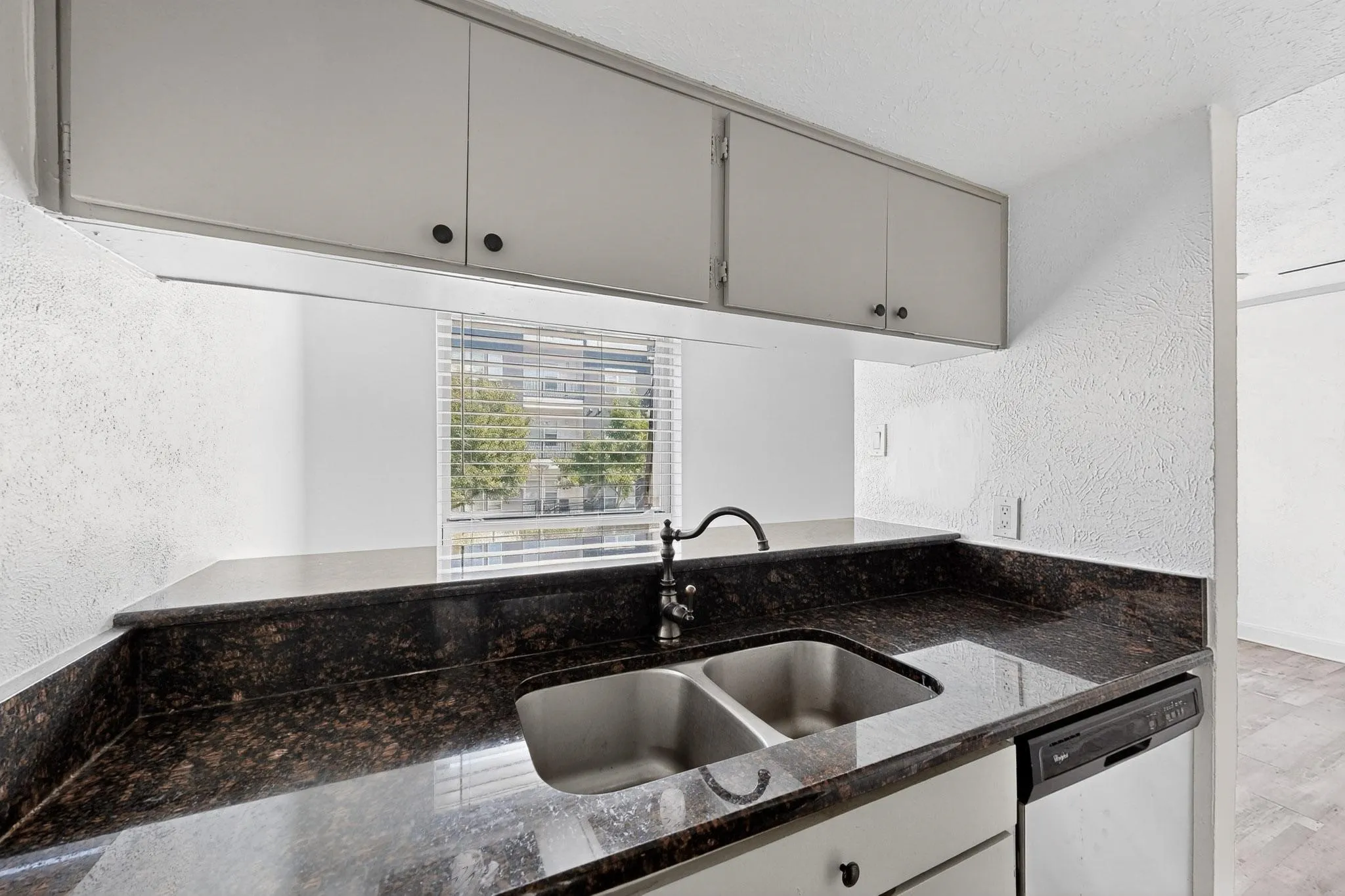 Apartment For Rent in Dallas County , 2003 Bennett Avenue 205, Dallas, Texas 75206, 1 Bedroom, 1 Bathroom, Garage spaces, 575 Sqft, built in 1971, mls#21395228, Real Estate Agent in Dallas, Homes For Rent in Dallas county, Homes For Rent in Dallas, Realtor in Dallas Texas, Real Estate Brokerage Independent Realty Texas, Luminita Cordes Realtor