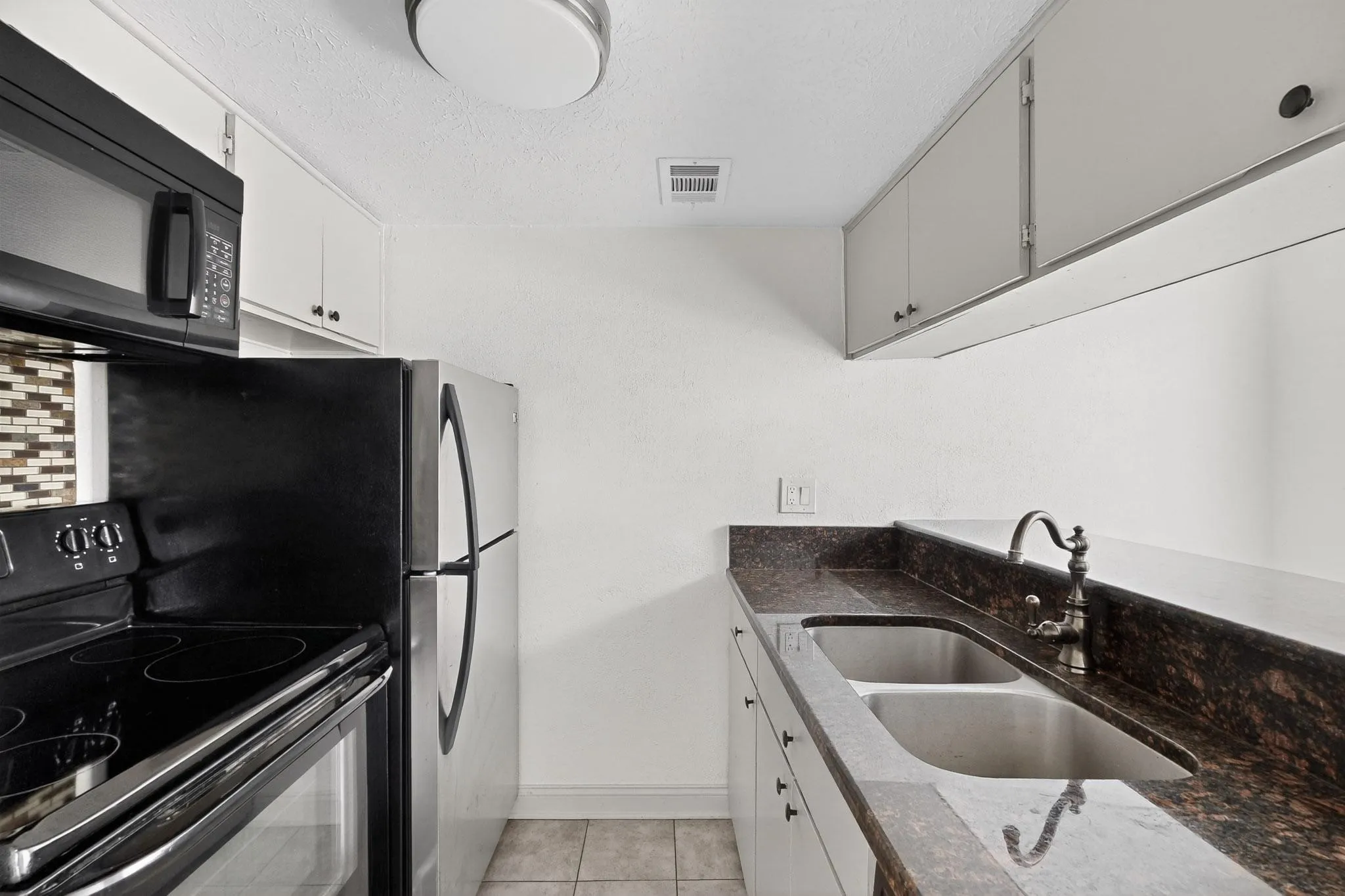 Apartment For Rent in Dallas County , 2003 Bennett Avenue 205, Dallas, Texas 75206, 1 Bedroom, 1 Bathroom, Garage spaces, 575 Sqft, built in 1971, mls#21395228, Real Estate Agent in Dallas, Homes For Rent in Dallas county, Homes For Rent in Dallas, Realtor in Dallas Texas, Real Estate Brokerage Independent Realty Texas, Luminita Cordes Realtor