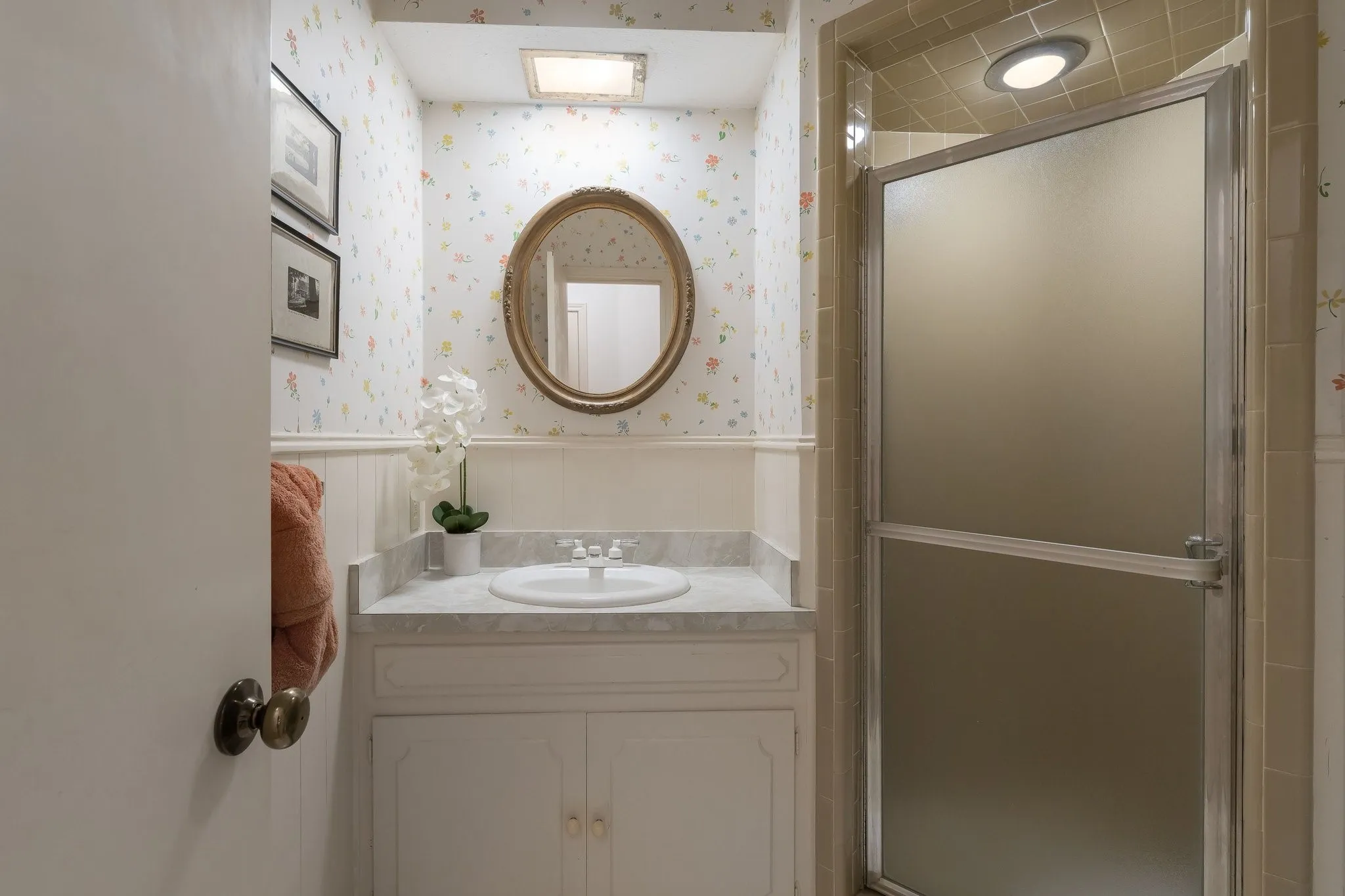 Full Bathroom for Bedroom 4 with shower.