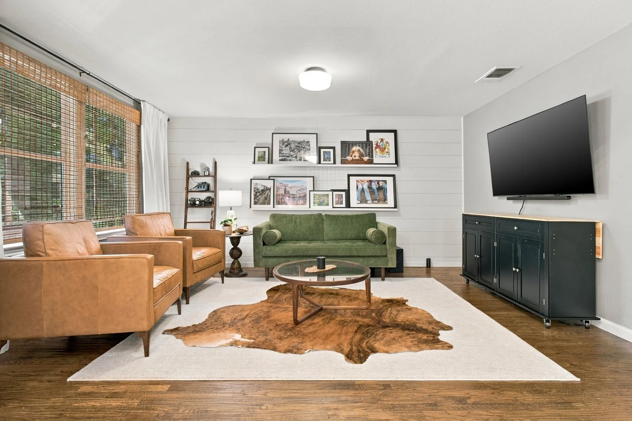 Great space that can be a formal dining room or family room