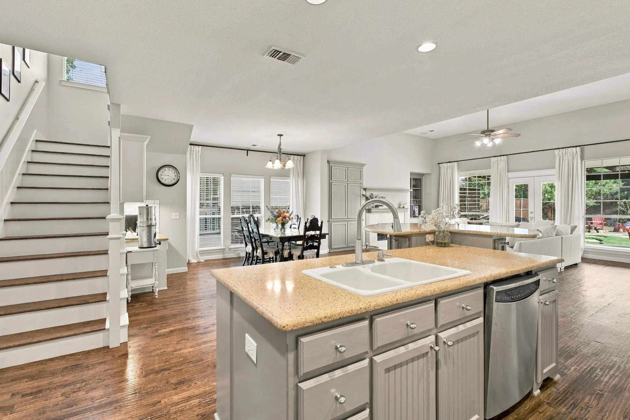 Single Family Residence For Sale in Collin County , 6816 Studebaker Drive, Mc Kinney, Texas 75071, 4 Bedroom, 4 Bathroom, 2 Garage spaces, 3,175 Sqft, built in 2004, mls#21395248, Real Estate Agent in Mc Kinney, Homes For Sale in Collin county, Homes For Sale in Mc Kinney, Realtor in Mc Kinney Texas, Real Estate Brokerage Independent Realty Texas, Luminita Cordes Realtor