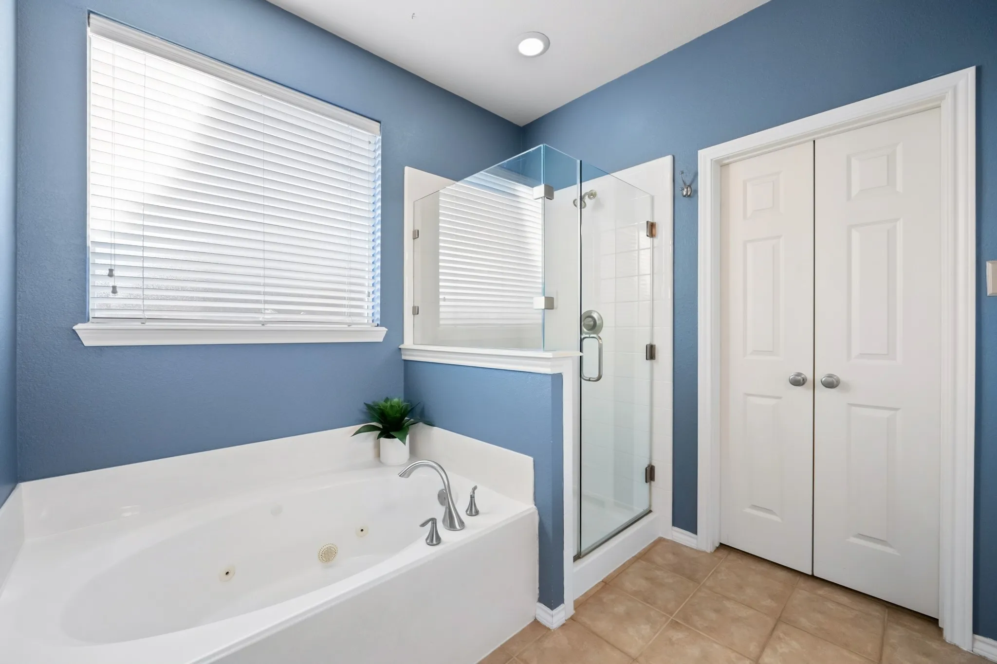 Single Family Residence For Sale in Collin County , 2501 Kentmere Lane, Mc Kinney, Texas 75072, 4 Bedroom, 3 Bathroom, 3 Garage spaces, 2,998 Sqft, built in 2001, mls#21394613, Real Estate Agent in Mc Kinney, Homes For Sale in Collin county, Homes For Sale in Mc Kinney, Realtor in Mc Kinney Texas, Real Estate Brokerage Independent Realty Texas, Luminita Cordes Realtor