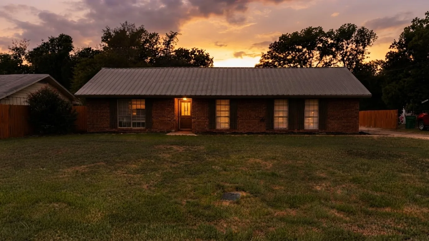 Single Family Residence For Sale in Freestone County , 429 Davis Street, Fairfield, Texas 75840, 3 Bedroom, 2 Bathroom, Garage spaces, 2,073 Sqft, built in 1963, mls#21395236, Real Estate Agent in Fairfield, Homes For Sale in Freestone county, Homes For Sale in Fairfield, Realtor in Fairfield Texas, Real Estate Brokerage Independent Realty Texas, Luminita Cordes Realtor