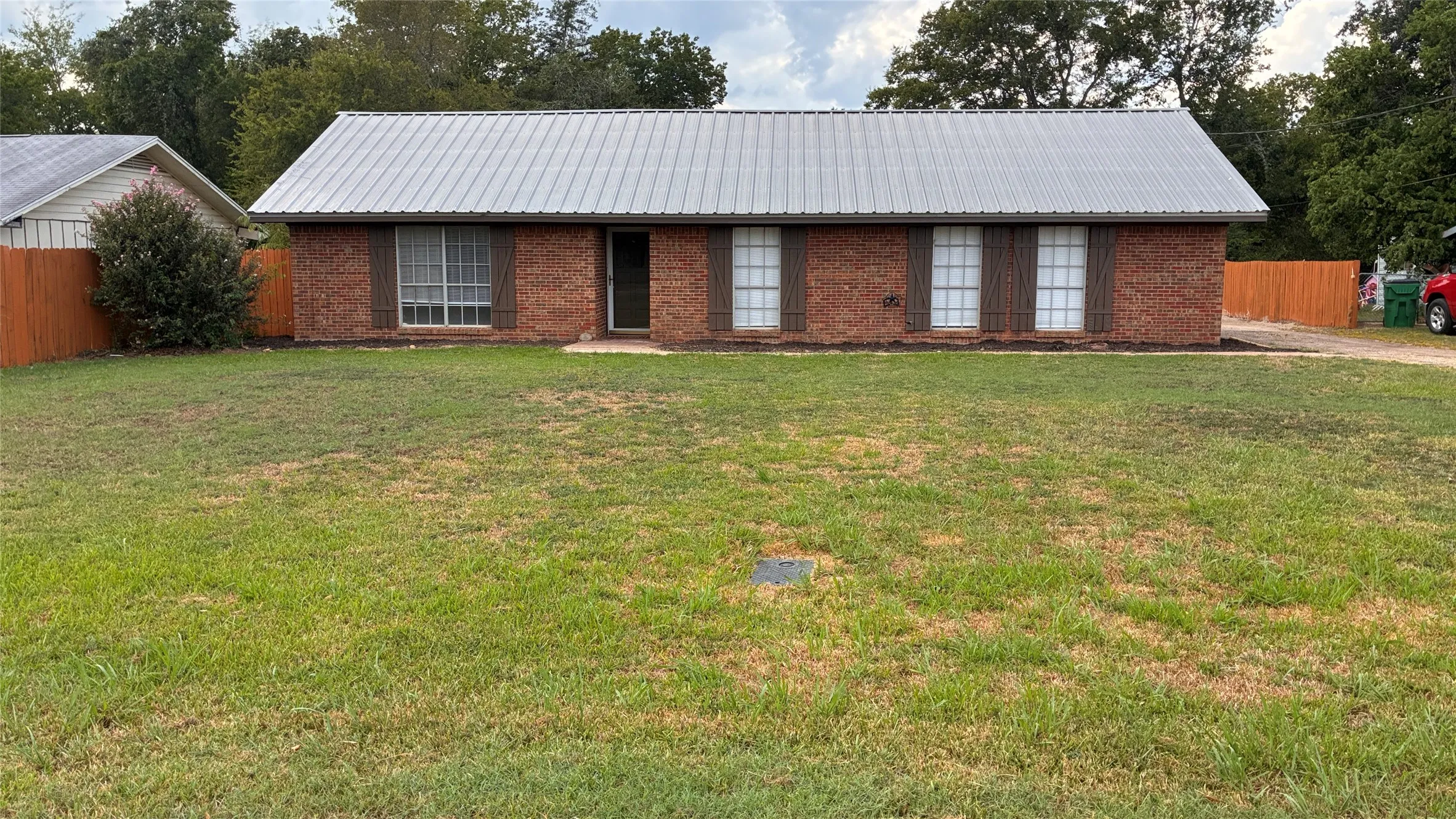Single Family Residence For Sale in Freestone County , 429 Davis Street, Fairfield, Texas 75840, 3 Bedroom, 2 Bathroom, Garage spaces, 2,073 Sqft, built in 1963, mls#21395236, Real Estate Agent in Fairfield, Homes For Sale in Freestone county, Homes For Sale in Fairfield, Realtor in Fairfield Texas, Real Estate Brokerage Independent Realty Texas, Luminita Cordes Realtor