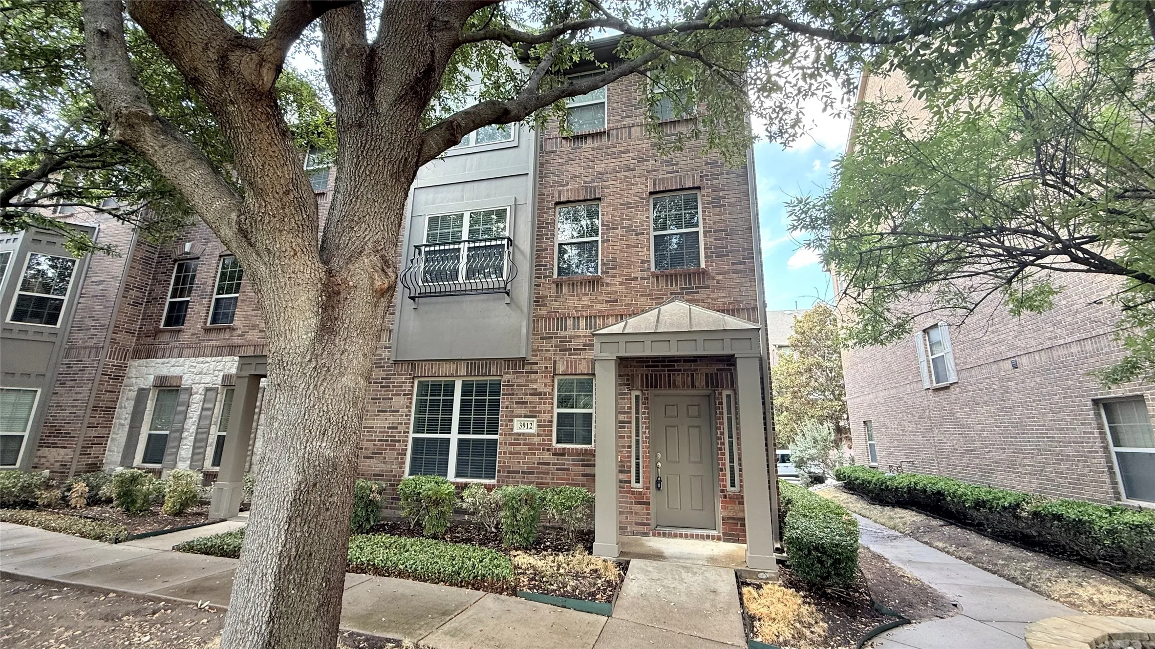 Townhouse For Rent in Dallas County , 3912 Amberwood Drive, Addison, Texas 75001, 3 Bedroom, 4 Bathroom, 2 Garage spaces, 2,517 Sqft, built in 2010, mls#21395240, Real Estate Agent in Addison, Homes For Rent in Dallas county, Homes For Rent in Addison, Realtor in Addison Texas, Real Estate Brokerage Independent Realty Texas, Luminita Cordes Realtor