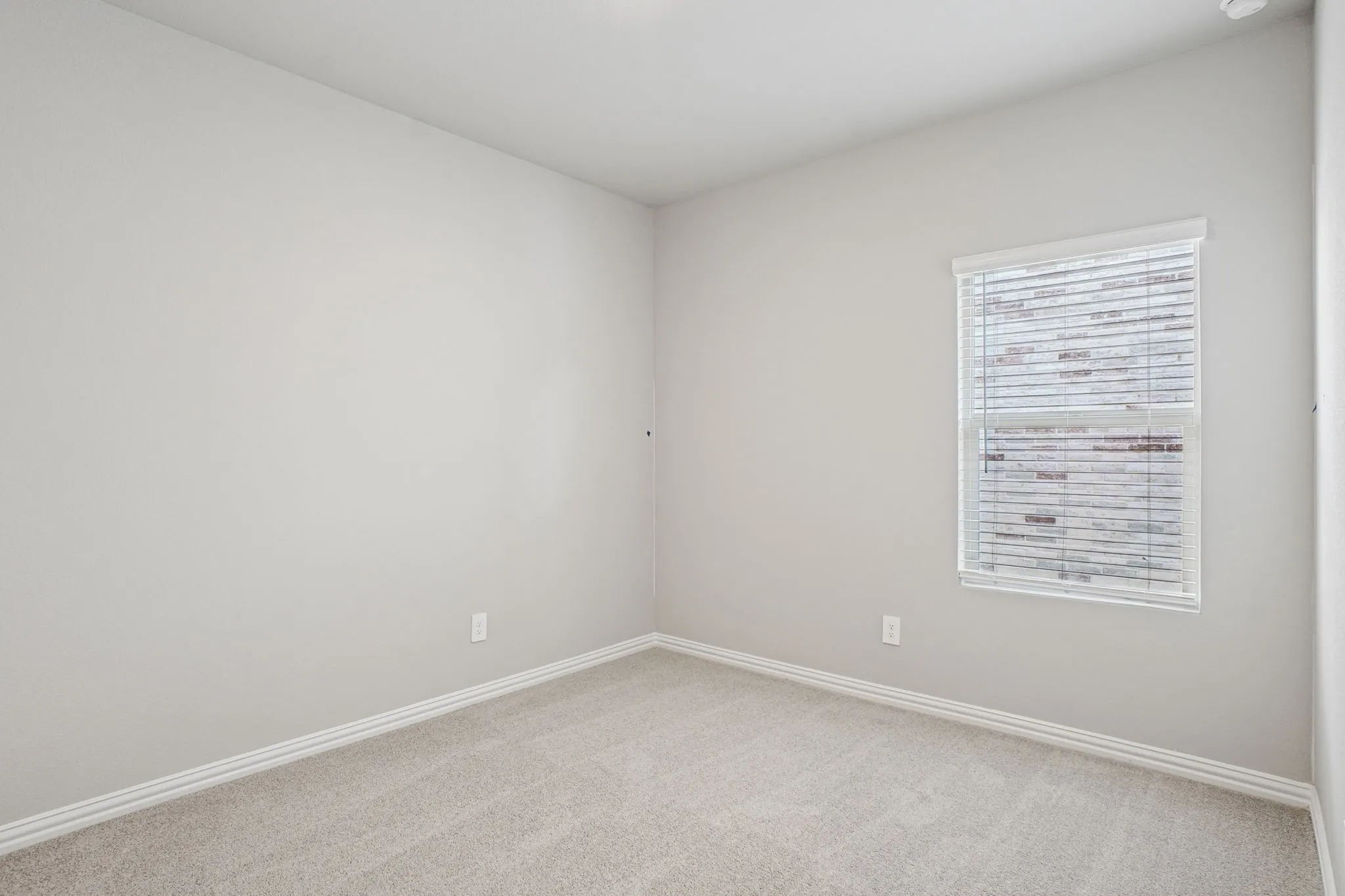  Photo is not of the actual home, but is an inspirational photo of builder’s model home and may depict options, furnishings, and/or decorator features that are not included.
