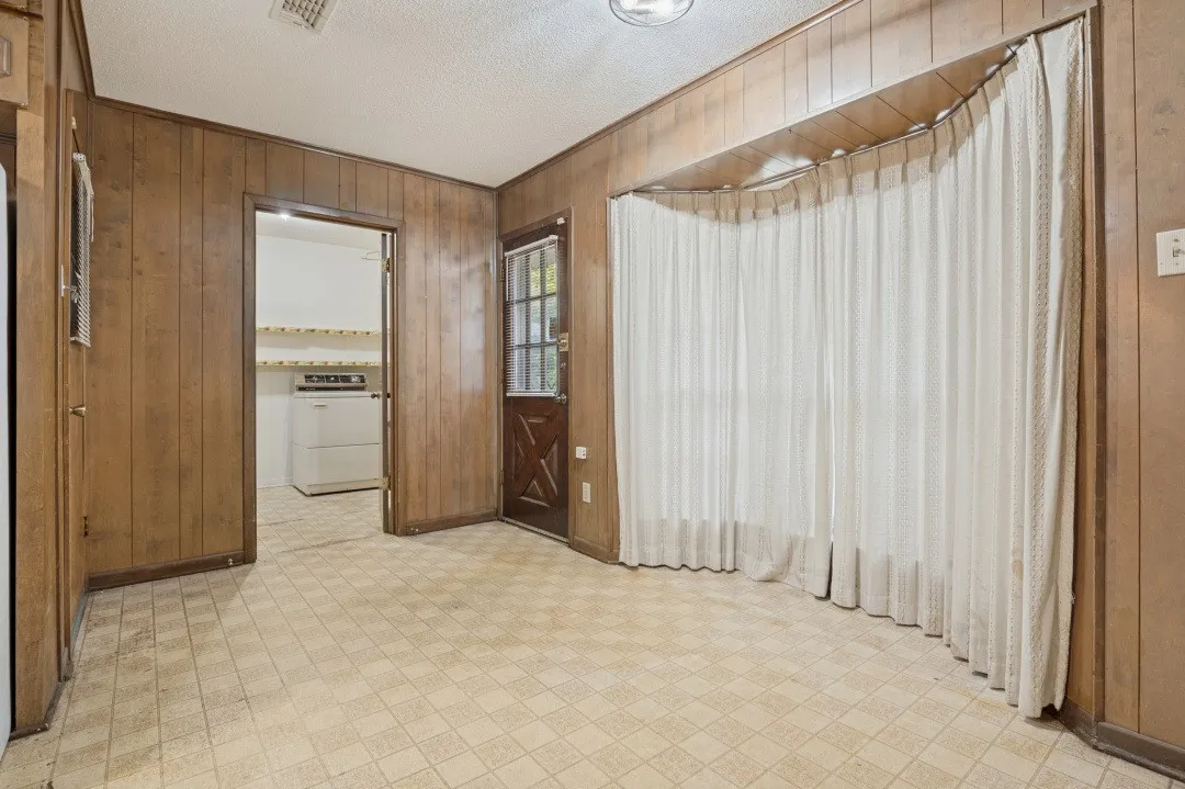 Single Family Residence For Sale in Tarrant County , 105 W Lilly Lane, Arlington, Texas 76010, 3 Bedroom, 3 Bathroom, 2 Garage spaces, 2,162 Sqft, built in 1966, mls#21393835, Real Estate Agent in Arlington, Homes For Sale in Tarrant county, Homes For Sale in Arlington, Realtor in Arlington Texas, Real Estate Brokerage Independent Realty Texas, Luminita Cordes Realtor